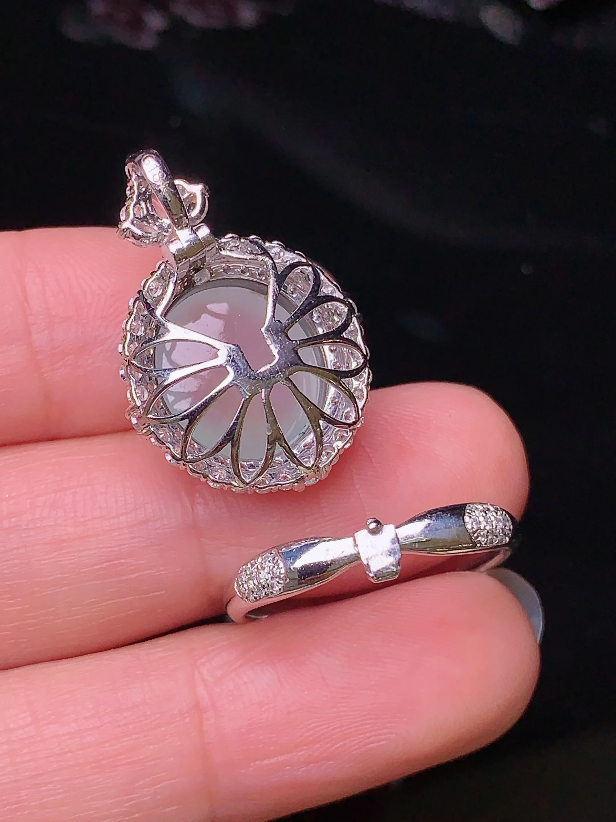 18k金钻镶嵌冰种蛋面两用款吊坠 玉质细腻 色泽艳丽 圈口14 整体尺寸23.7*16.6*13.2