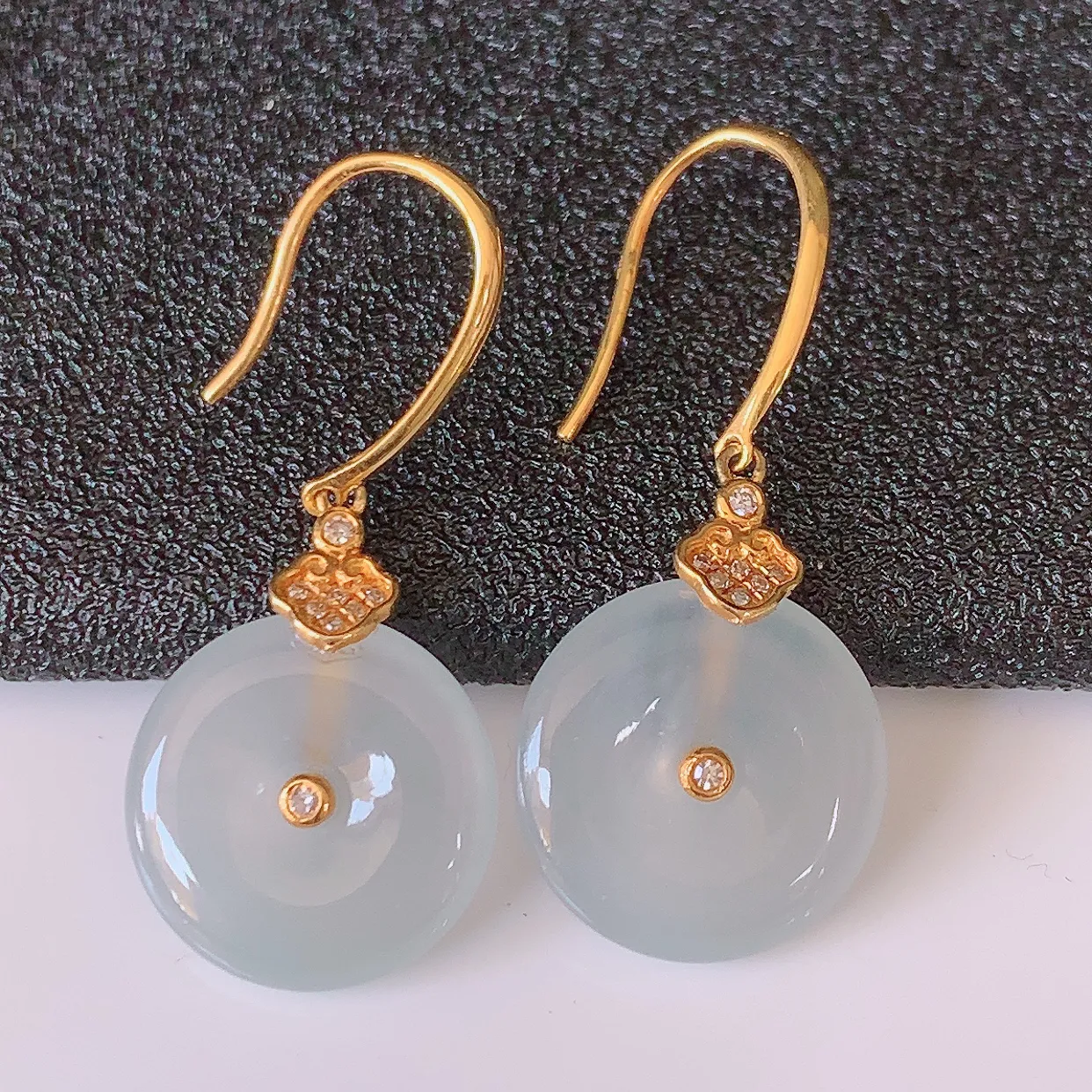 18k金镶嵌冰种翡翠平安扣耳坠，沁人心脾，耳坠佩戴效果大气出众，尽显气质。种水好，胶感足，颜相当漂亮， 高性价比，值得入手品鉴！#01.31整体20裸石12-3mm