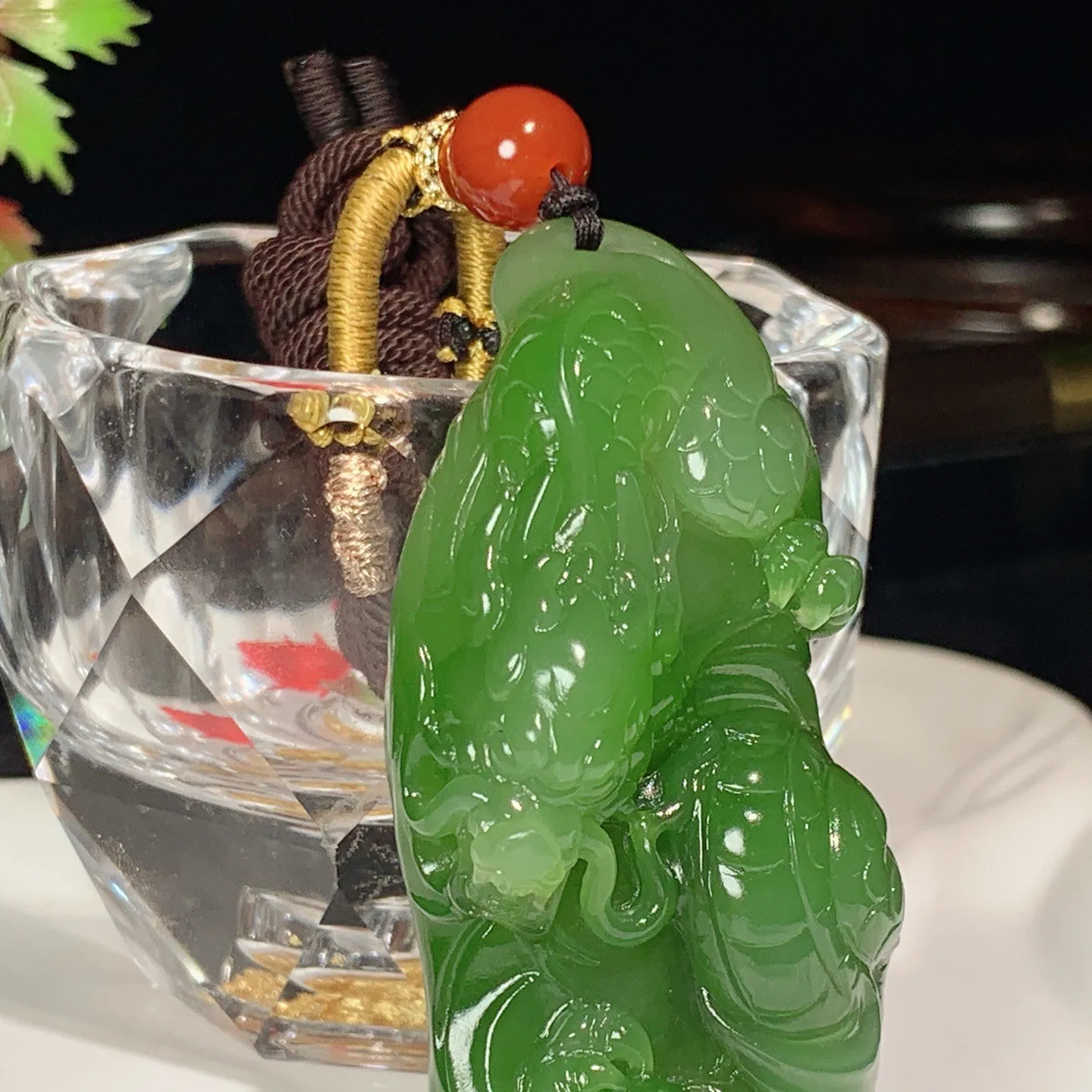 和田玉阳绿俄罗斯碧玉龙佑一方龙挂件。尺寸62/29/15重44克。玉质细腻油润。手推出油。佩戴高端典雅。lt251107