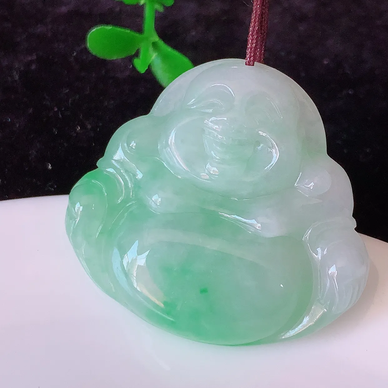 自然光实拍，冰润飘绿佛公吊坠，翡翠保平安佛公吊坠，玉质莹润， 佩戴佳品，#75.31