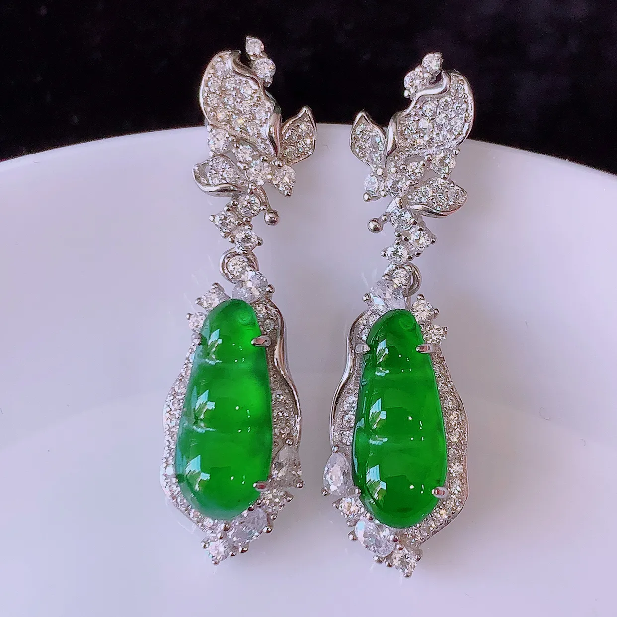 冰透满绿翡翠925银镶嵌福豆耳坠，自然光实拍，翠色灵动，颜色漂亮，种老水足，品相佳，佩戴佳品！#97