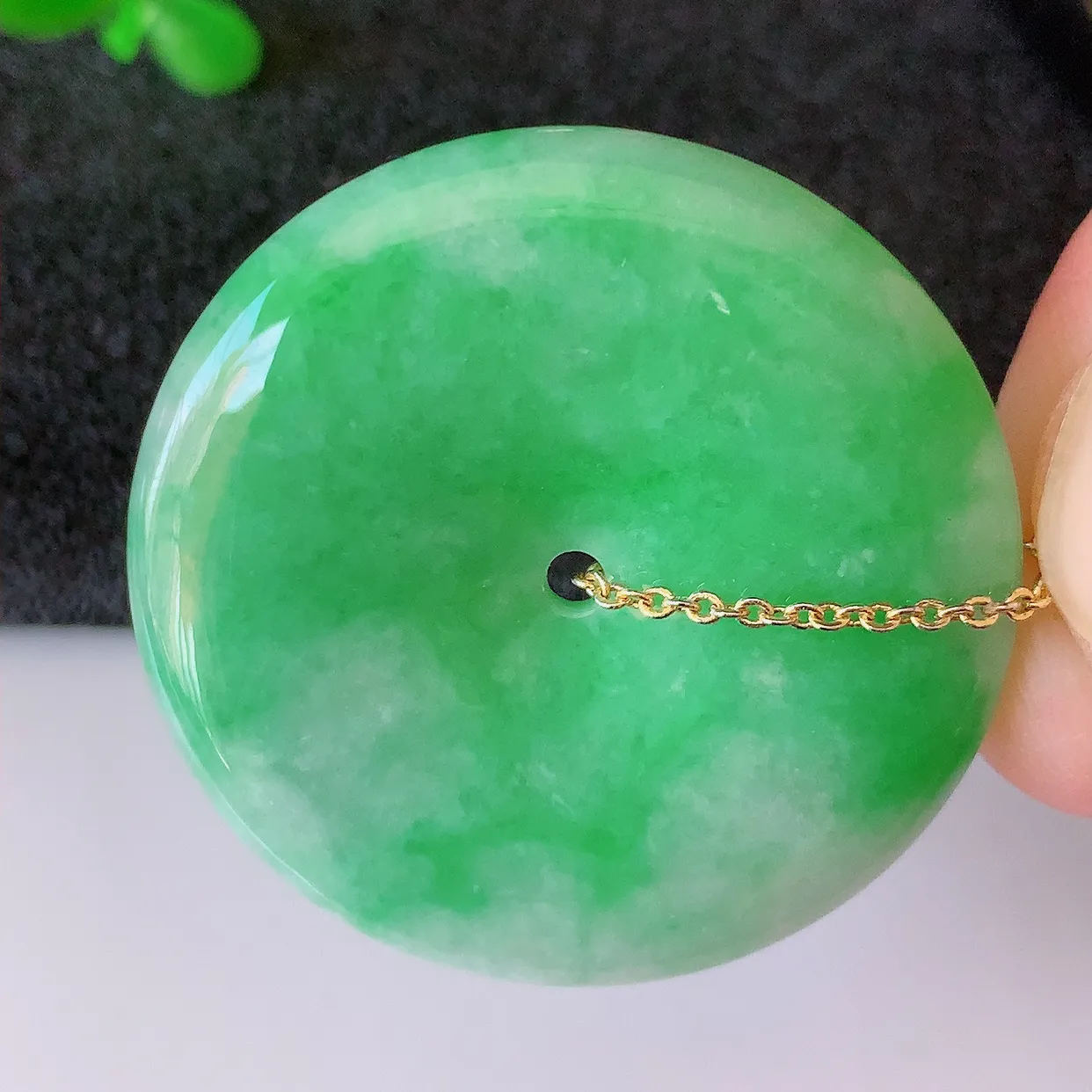 自然光实拍，冰润飘绿翡翠平安扣吊坠，翠色灵动，种老水足，寓意好， 品相佳， 佩戴佳品！#39.31