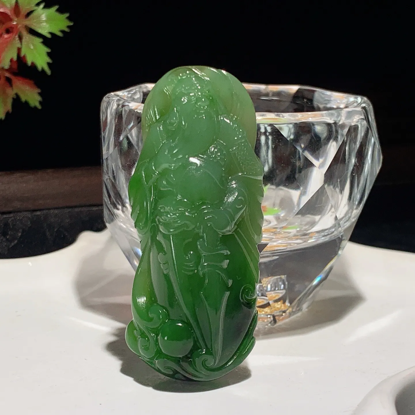 和田玉阳绿俄罗斯碧玉武财神关公挂件。尺寸59/25/14重33克。玉质细腻油润。手推出油。佩戴高端典