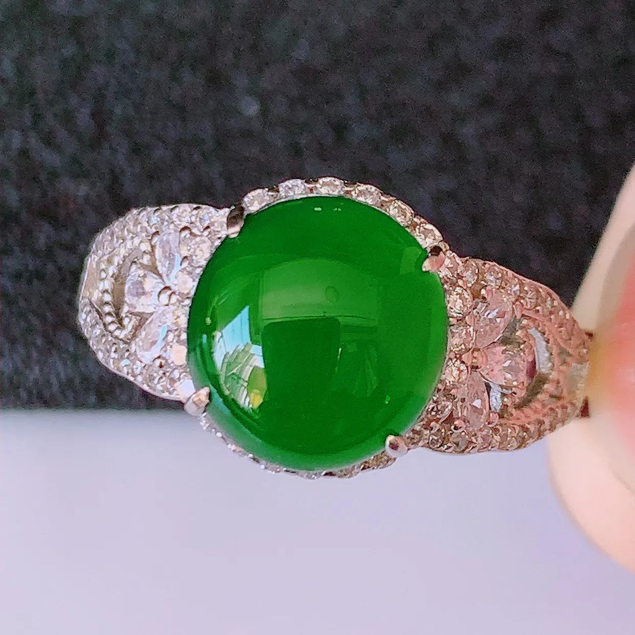 冰透满绿翡翠925银镶嵌戒指，自然光实拍，翠色灵动，颜色漂亮，种老水足，品相佳，佩戴佳品！#97.31（圈口可调大小）整体26*18.5*7 裸石10*9.5mm