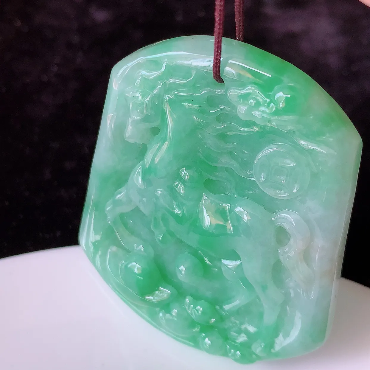 自然光实拍，水润黄加绿翡翠生肖马上有钱吊坠，翠色灵动，玉质细腻，颜色漂亮， 品相佳， 佩戴佳品！#0