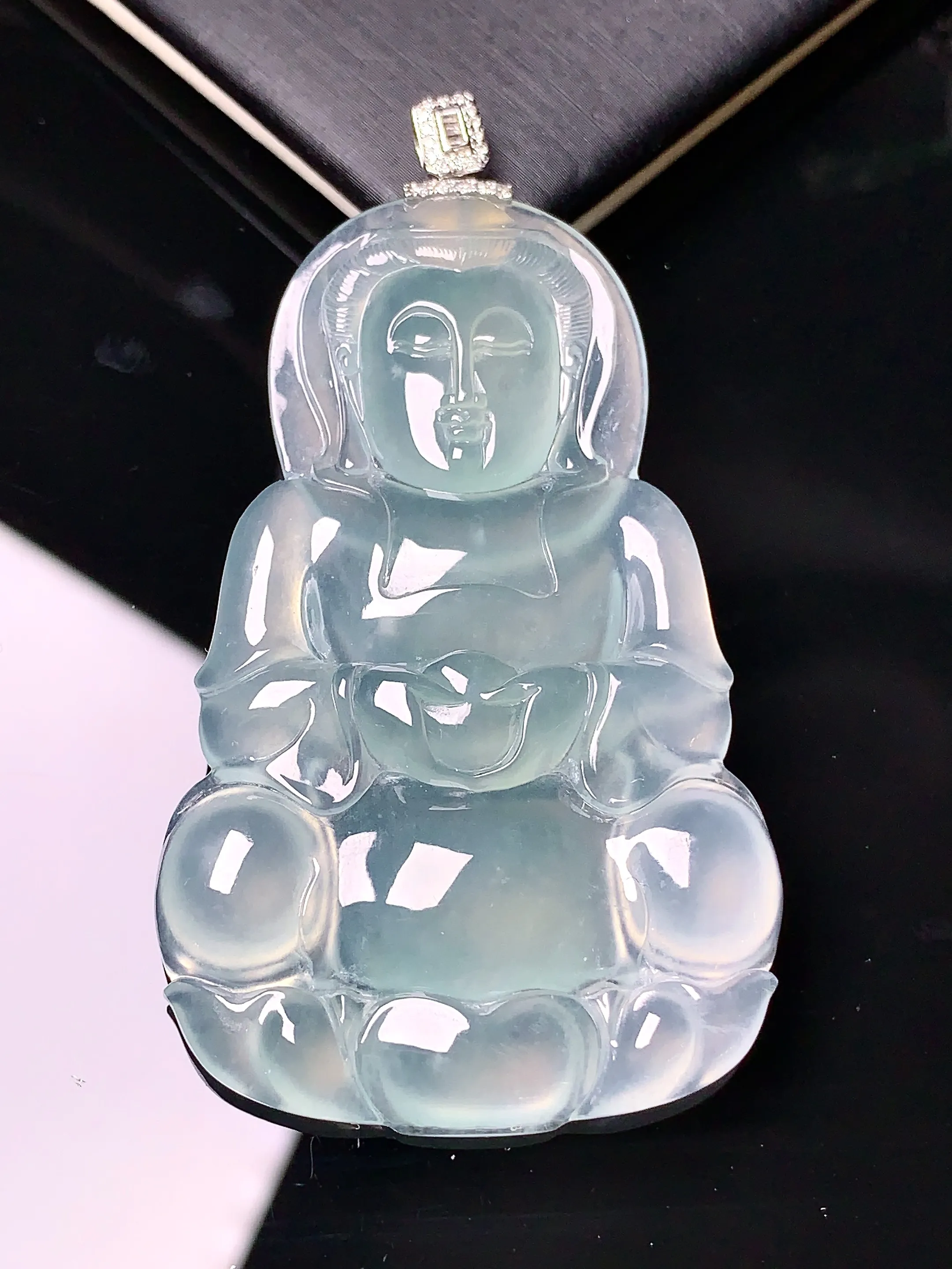 18k金钻镶嵌冰种观音菩萨吊坠 玉质细腻 色泽艳丽 整体尺寸44.5*35.5*5.5