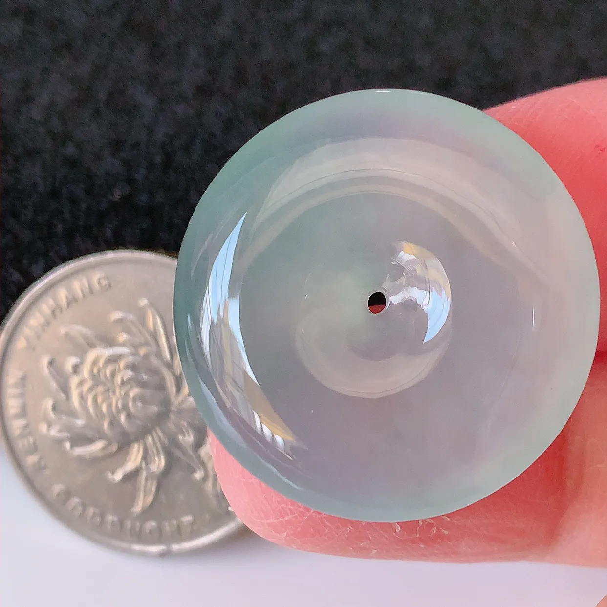 自然光实拍，冰种翡翠平安扣吊坠，玉扣，平安是福； 很美的料子， 平安扣佩戴优雅迷人！#12.31