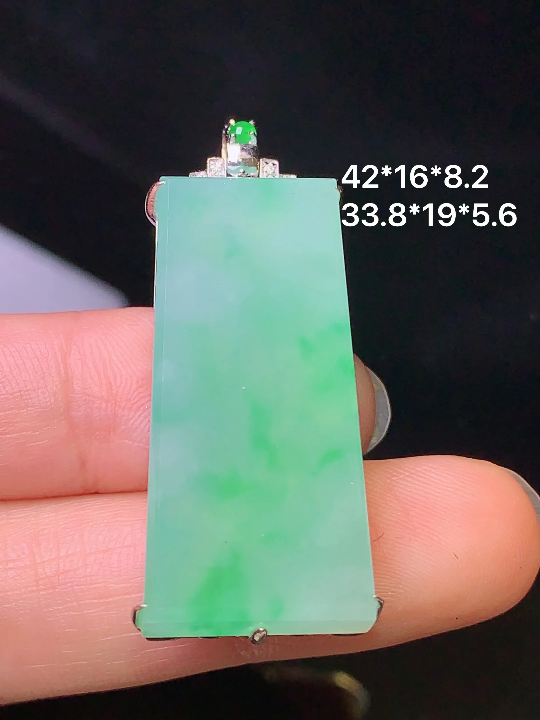 18k金钻镶嵌翠绿无事牌吊坠 玉质细腻 色泽艳丽 整体尺寸42*16*8.2