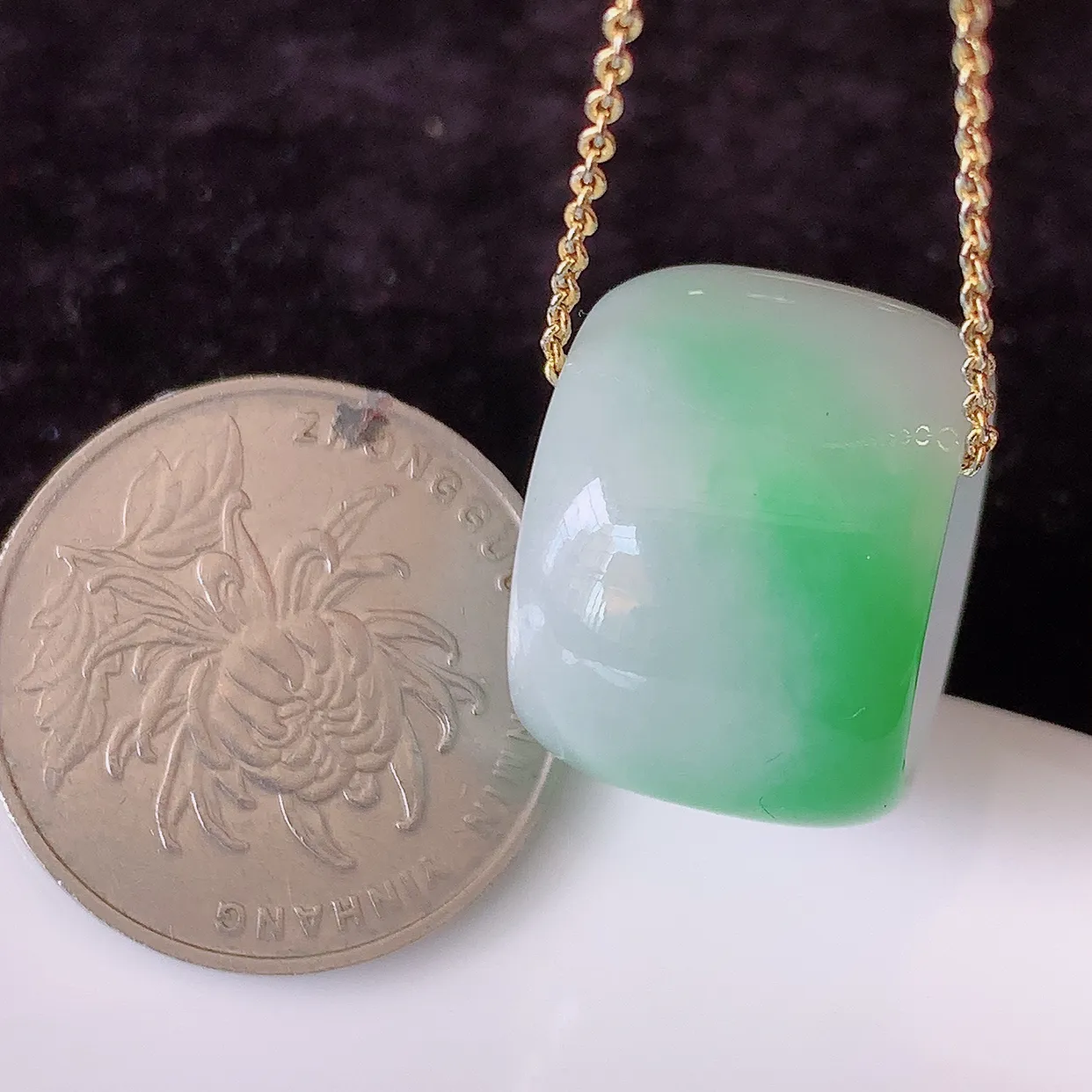 自然光实拍，冰润飘绿翡翠路路通吊坠，寓意好运连连，路路畅通，经典款式，财运滚滚， 路路通，佩戴效果更好！ 配图银链子#68.31