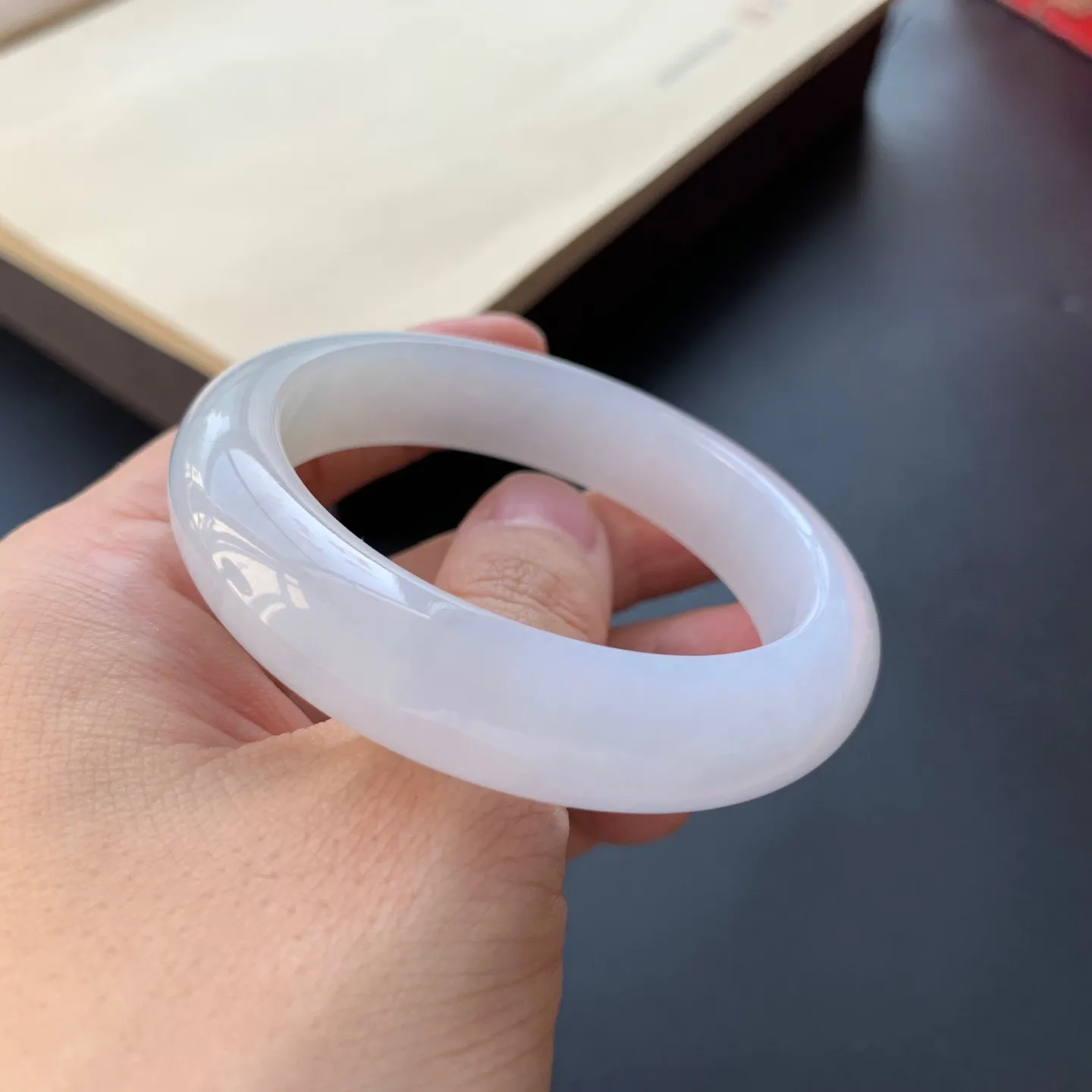 55.5圈口飘花正圈手镯 尺寸：55.5-12.5-8.6，无纹裂，细腻光滑，花色浓郁