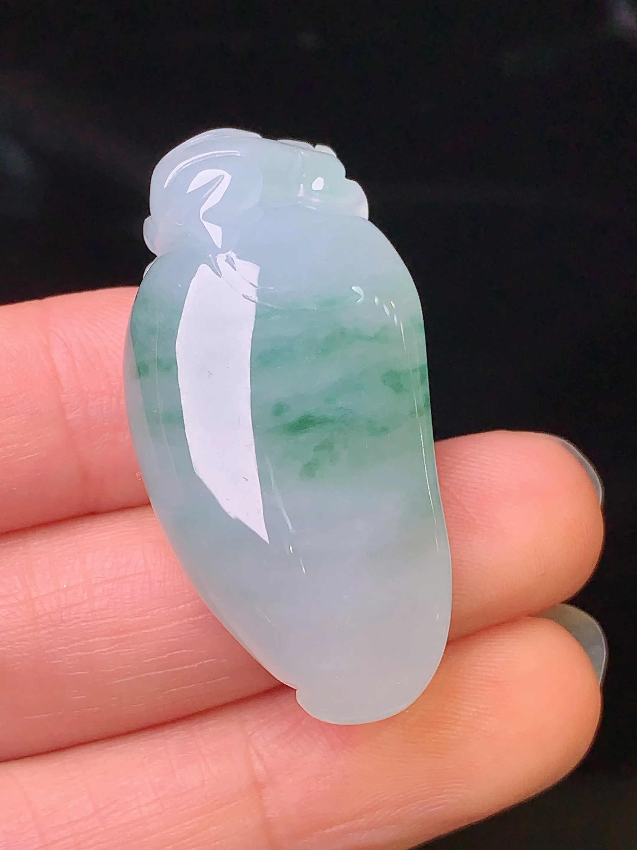 飘绿福瓜吊坠 玉质细腻 色泽艳丽 整体尺寸39.3*18.6*12.6