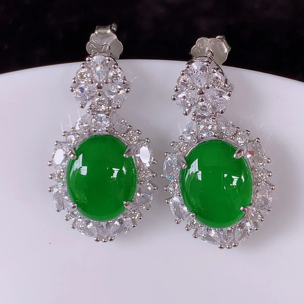 冰透满绿翡翠925银镶嵌耳坠，自然光实拍，翠色灵动，颜色漂亮，种老水足，品相佳，佩戴佳品！#97.5整体22*12*6裸石10*7.8