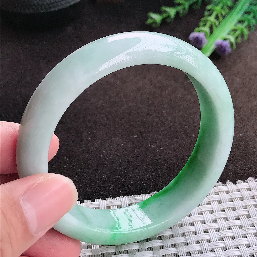 自然光57.5/14.2/8.2老坑精美温润飘阳绿手镯宽边翡翠玉镯美人镯