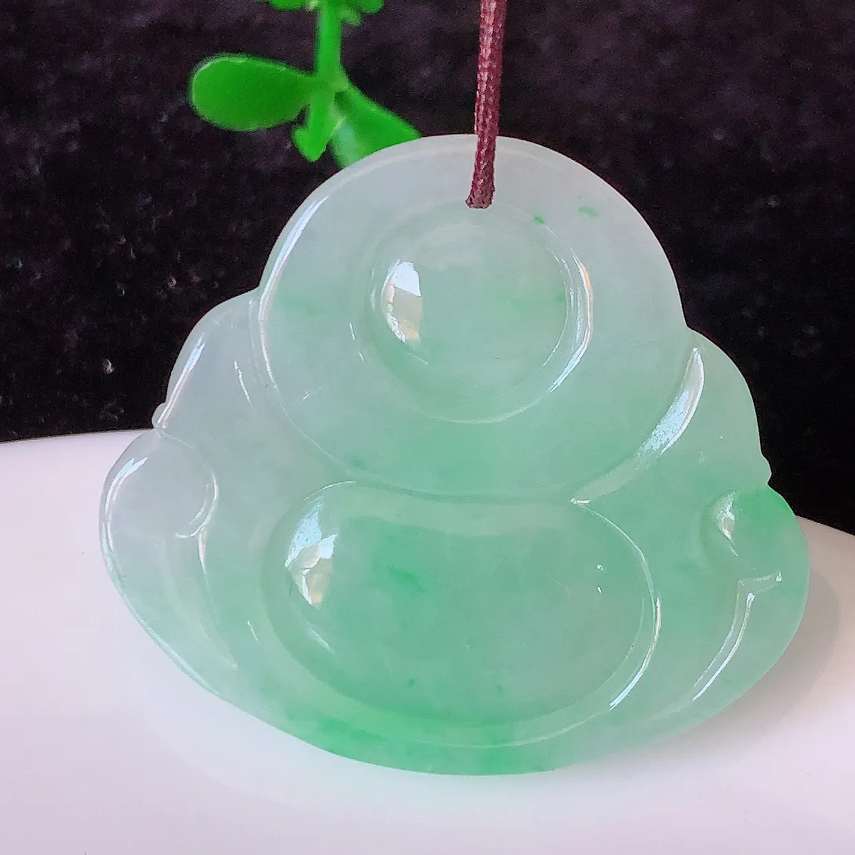 自然光实拍，冰润飘绿佛公吊坠，翡翠保平安佛公吊坠，玉质莹润， 佩戴佳品，#75.31