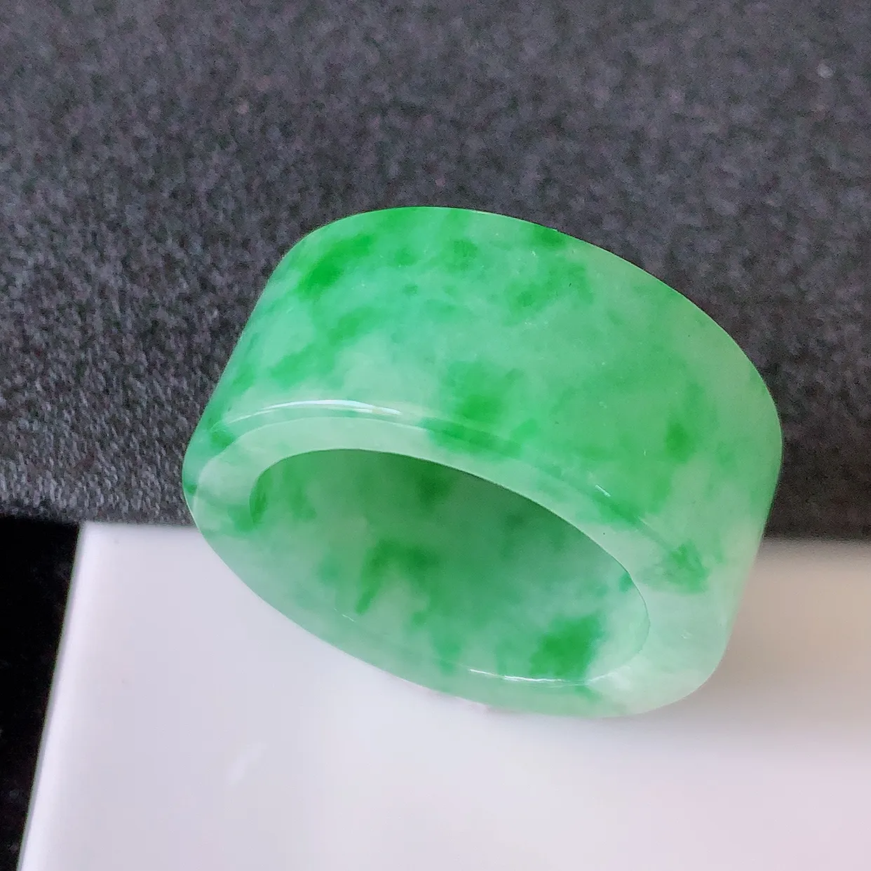 自然光实拍，21mm内径翡翠扳指，冰润指环，玉扳指，戒指，财源滚滚，玉质细腻起胶，26圈口，种水好！