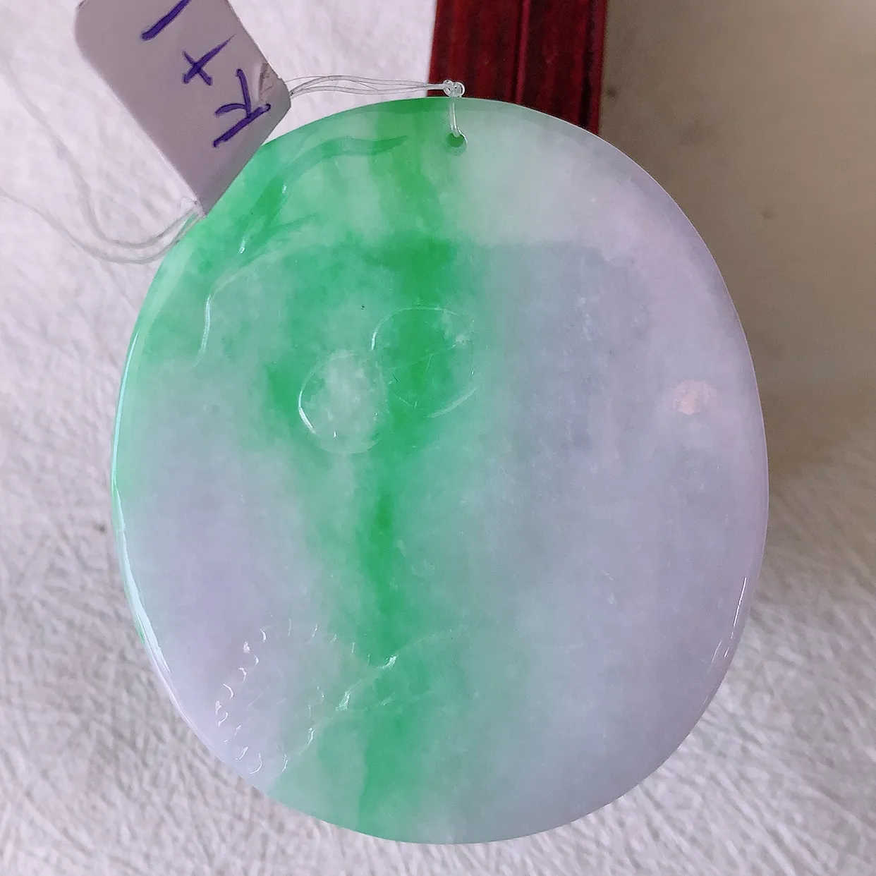 自然光实拍，冰润飘绿山水牌吊坠，翡翠山水，立体生动形象， 山水素材布局合理， 意境感佳， 佩戴上身效果更高贵 #49.31