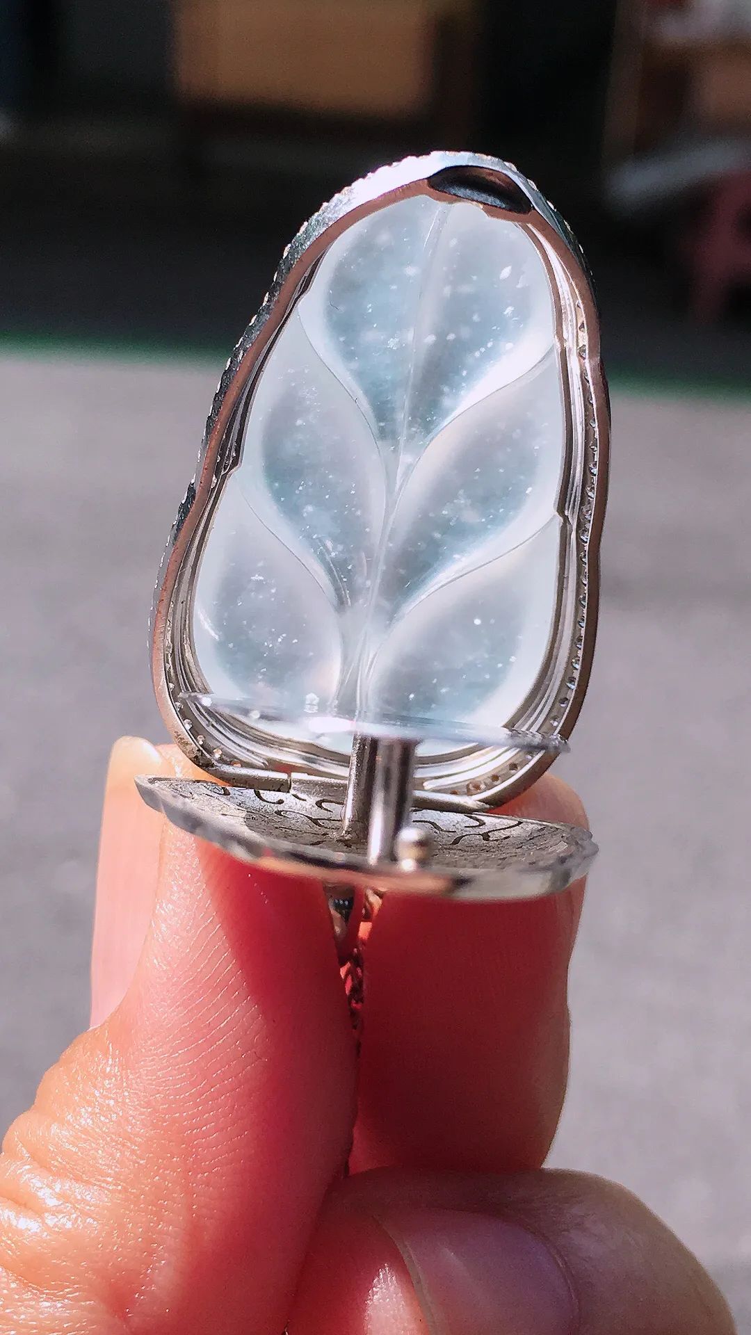 冰种玉叶吊坠，玉质细腻，荧光感超
强，饱满圆润，尽显优雅气质，18k
金豪华镶嵌