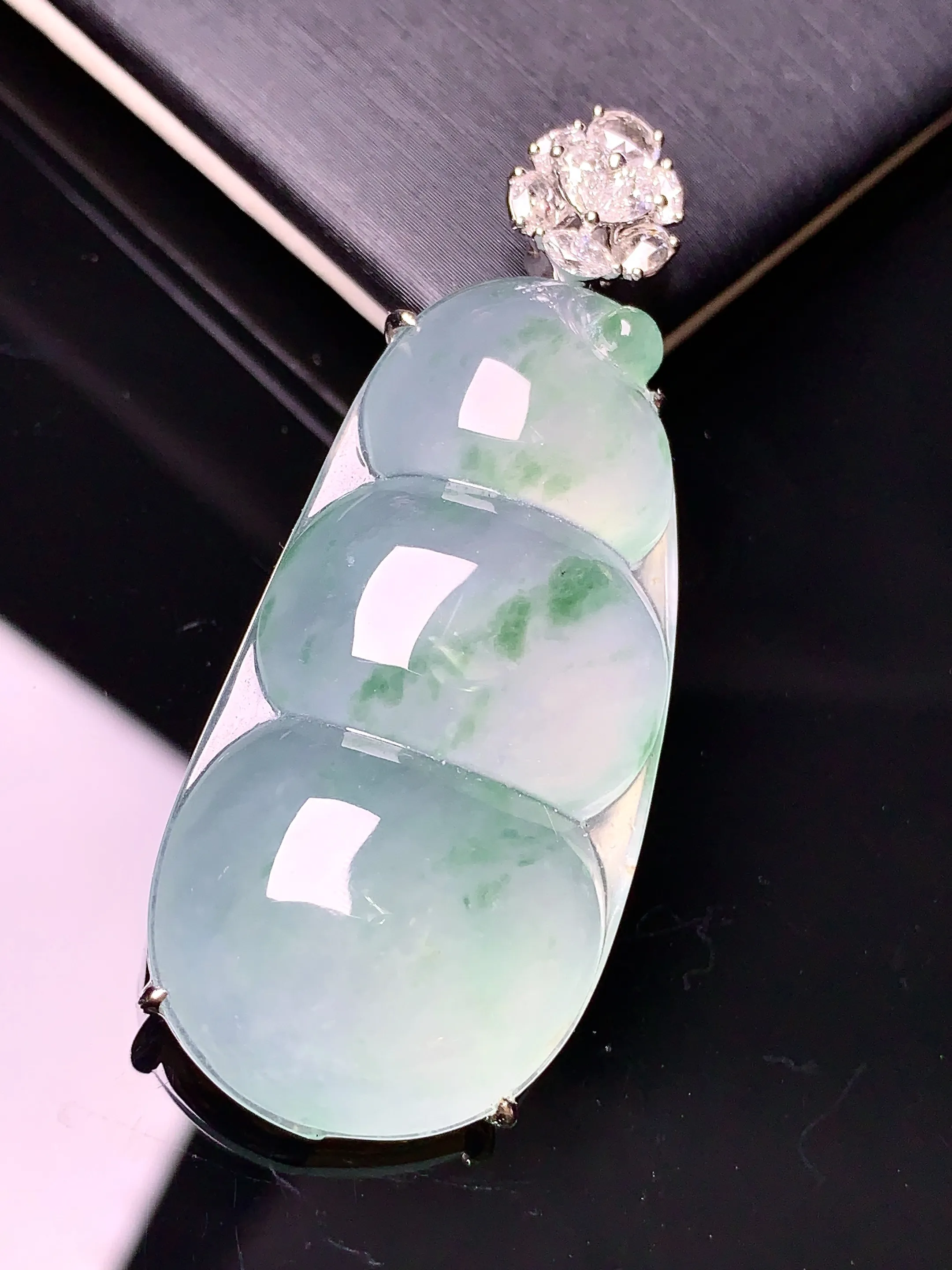 18k金钻镶嵌冰种四季豆吊坠 玉质细腻 色泽艳丽 整体尺寸50.2*20.8*9.5