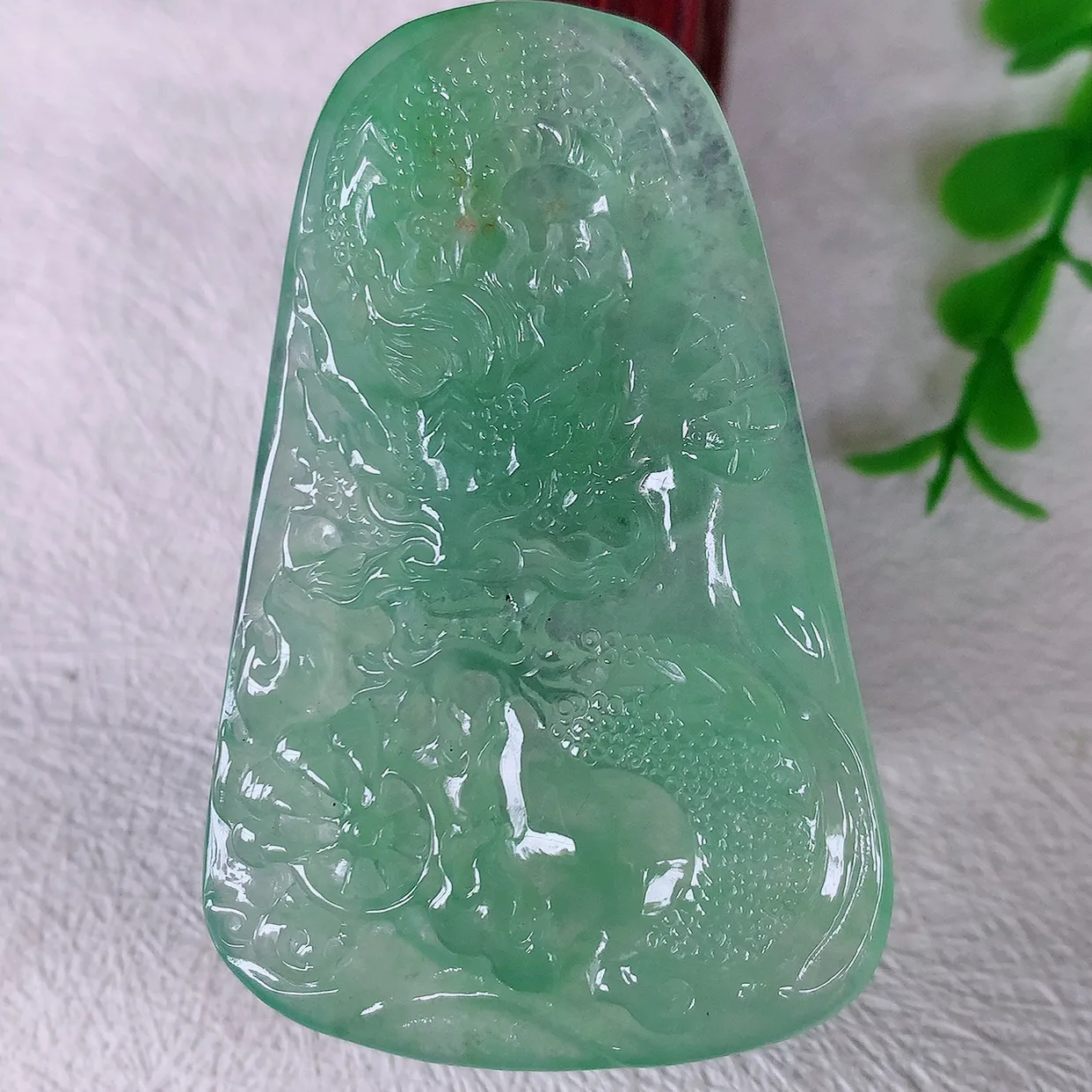 自然光实拍，冰种满绿翡翠龙腾盛世、龙牌吊坠，种水好，雕工立体精致，佩戴霸气时尚！#60.5