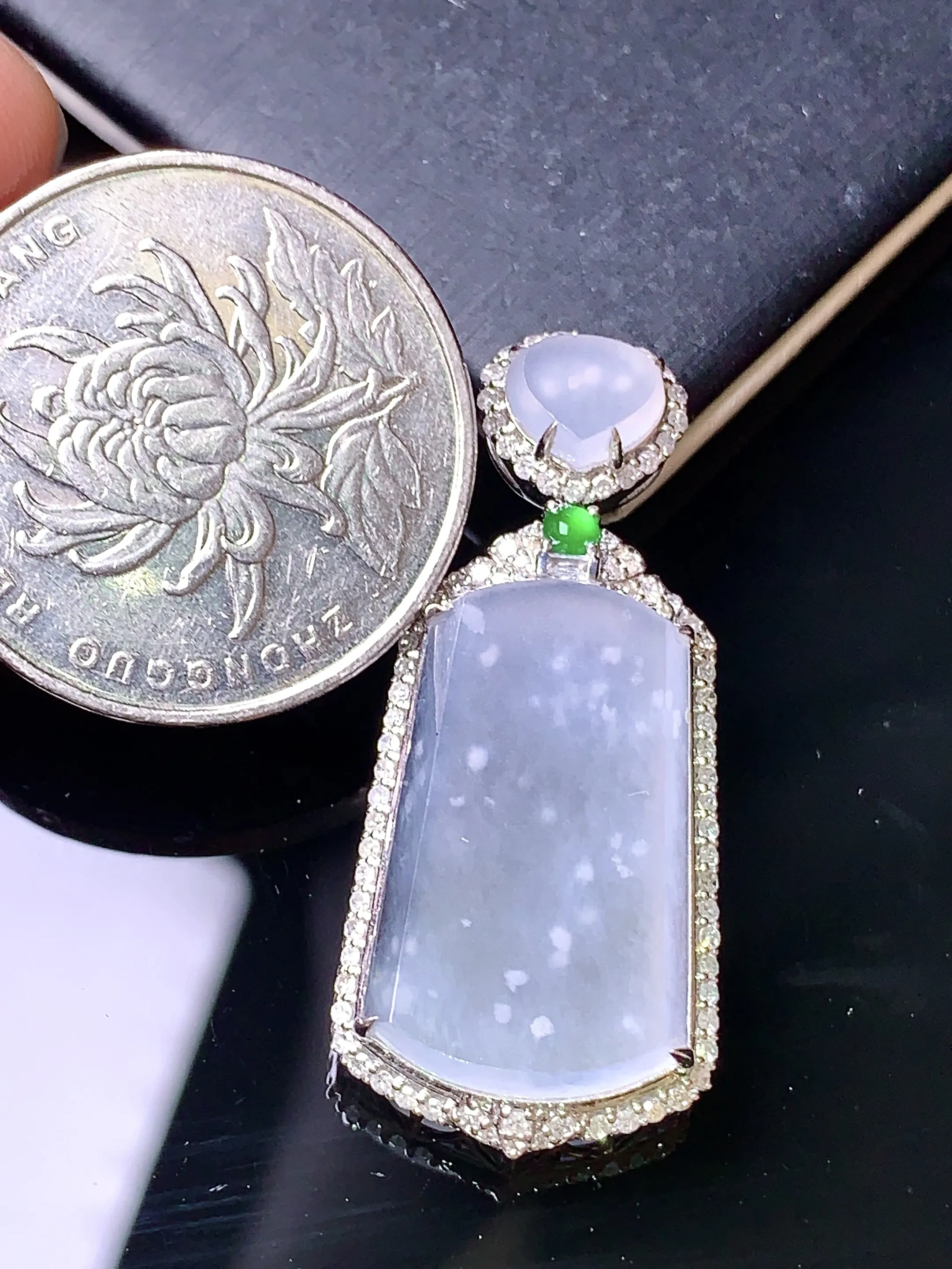 18k金钻镶嵌冰种无事牌吊坠 玉质细腻 色泽艳丽 整体尺寸37*16.5*7.5
