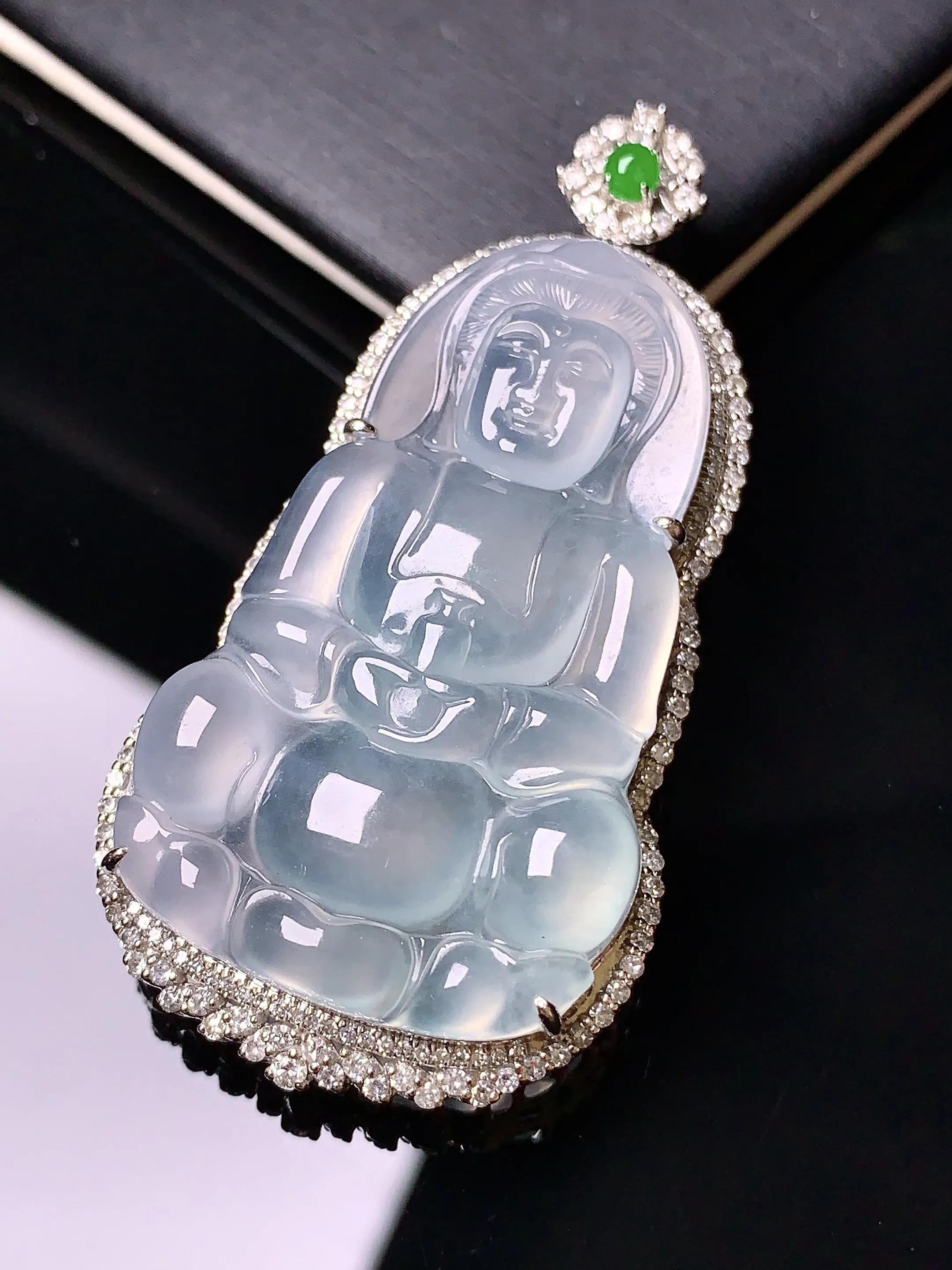 18k金钻镶嵌冰种观音吊坠 玉质细腻 色泽艳丽 整体尺寸55*27.8*10.2