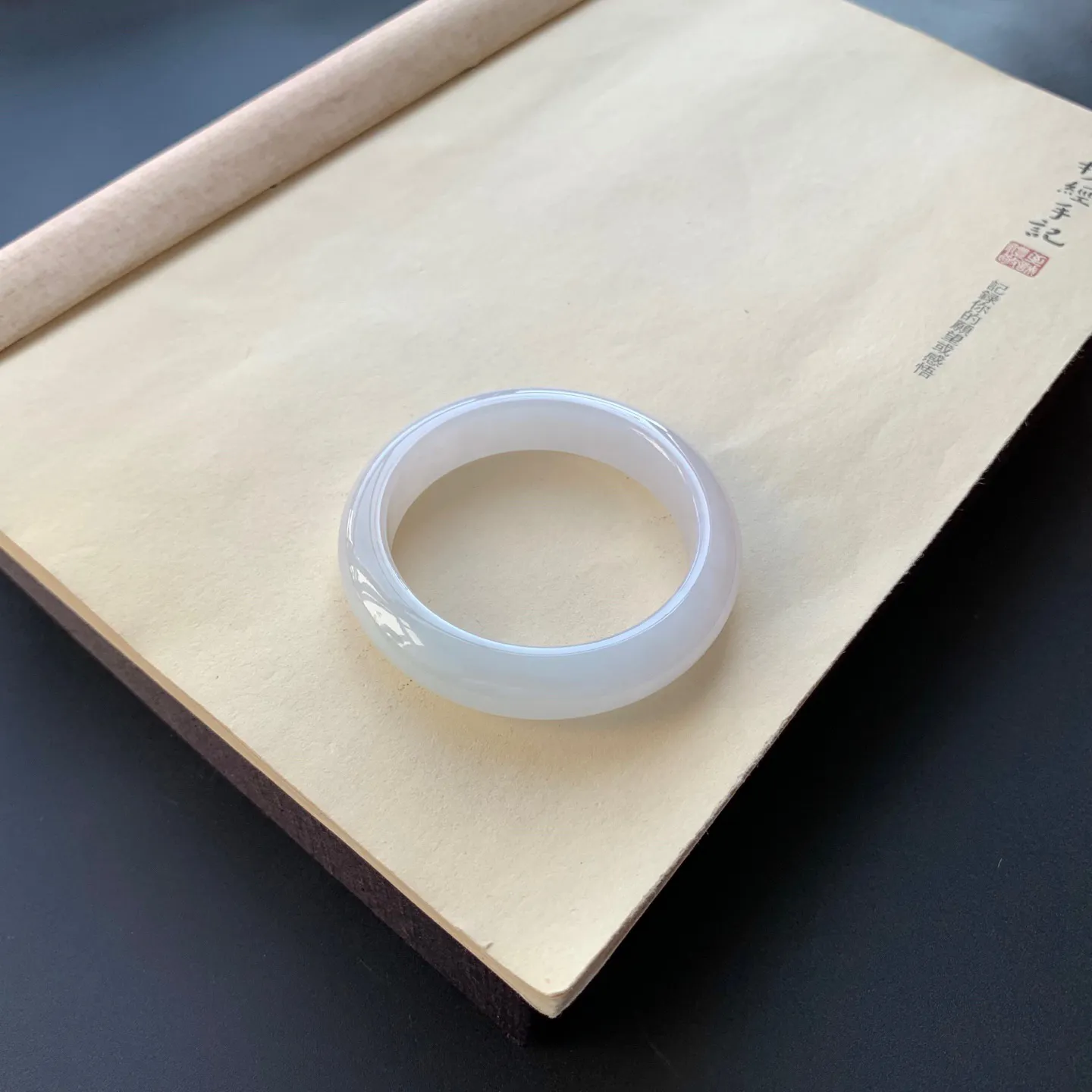 55.5圈口飘花正圈手镯 尺寸：55.5-12.5-8.6，无纹裂，细腻光滑，花色浓郁