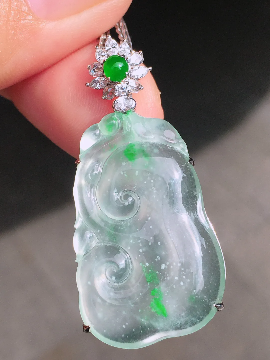 冰飘花如意吊坠，色泽艳丽，玉质细腻，荧光感超
强，饱满圆润，尽显优雅气质，18k
金豪华镶嵌