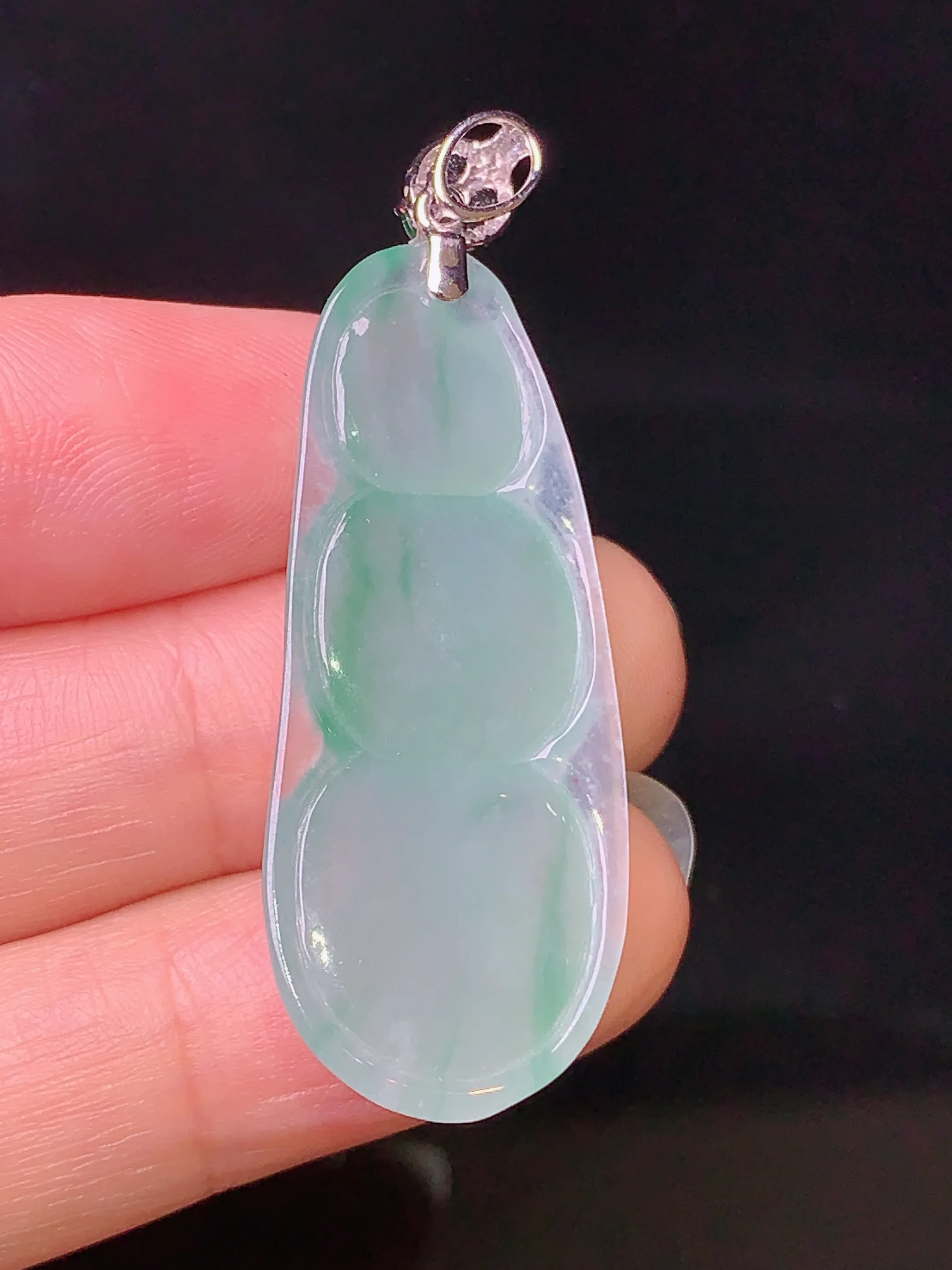 18k金钻镶嵌飘绿四季豆吊坠 玉质细腻 色泽艳丽 整体尺寸46.3*16.2*6.2