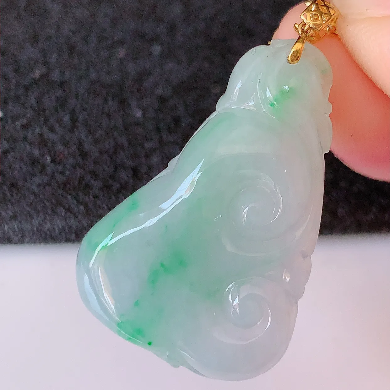 18K金镶嵌飘绿翡翠如意吊坠，简单的镶嵌设计、让玉坠百搭又精致， 寓意着吉祥， 事事如意！#1.31