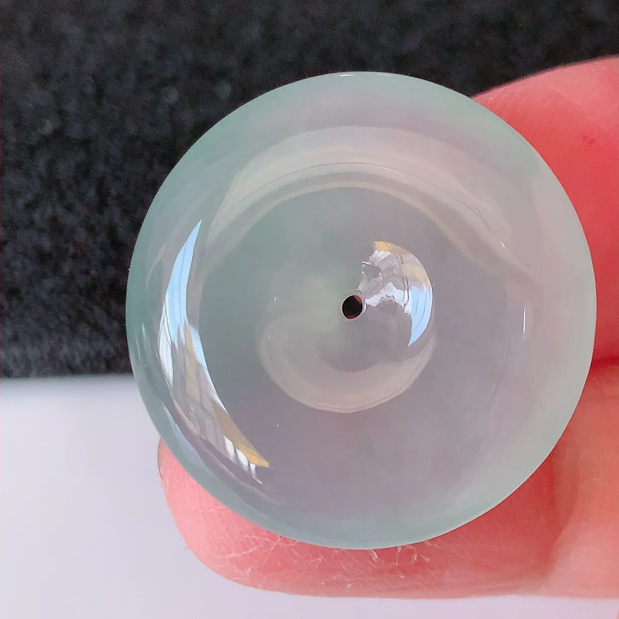 自然光实拍，冰种翡翠平安扣吊坠，玉扣，平安是福； 很美的料子， 平安扣佩戴优雅迷人！#12.31