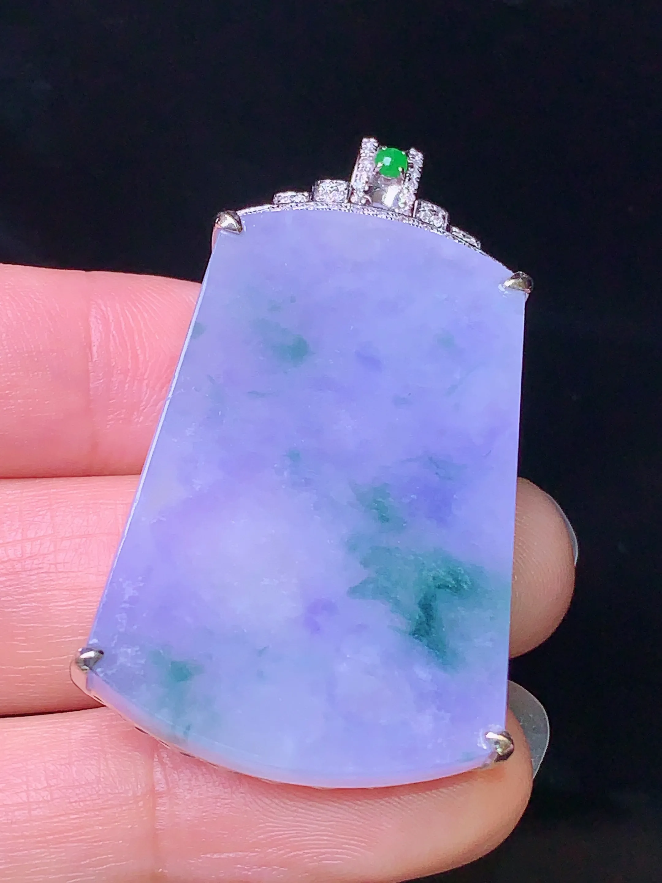 18k金钻镶嵌紫罗兰飘绿无事牌吊坠 玉质细腻 色泽艳丽 整体尺寸46.2*24.5*7.5