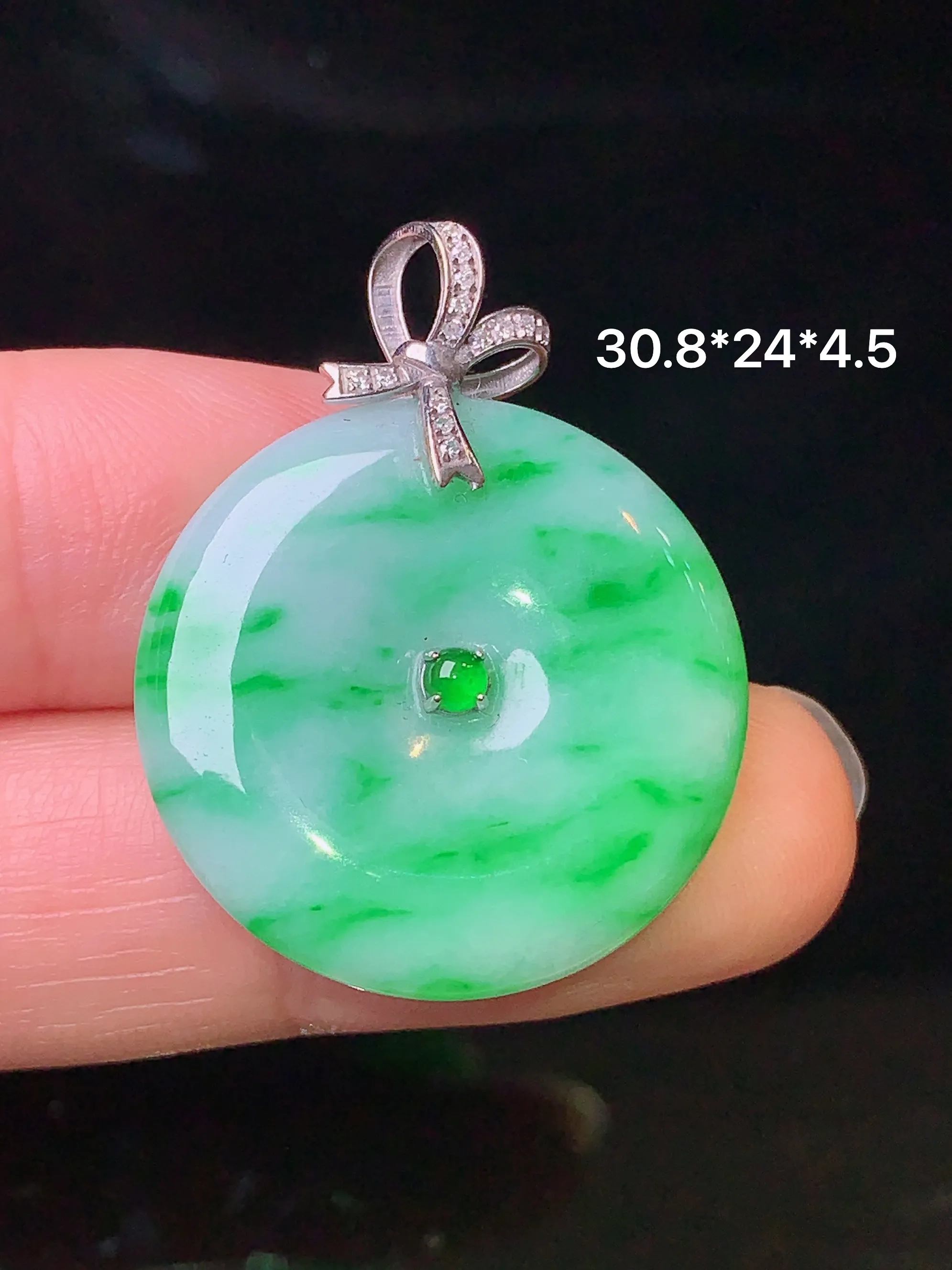 18k金钻镶嵌翠绿平安扣吊坠 玉质细腻 色泽艳丽 整体尺寸30.8*24*4.5