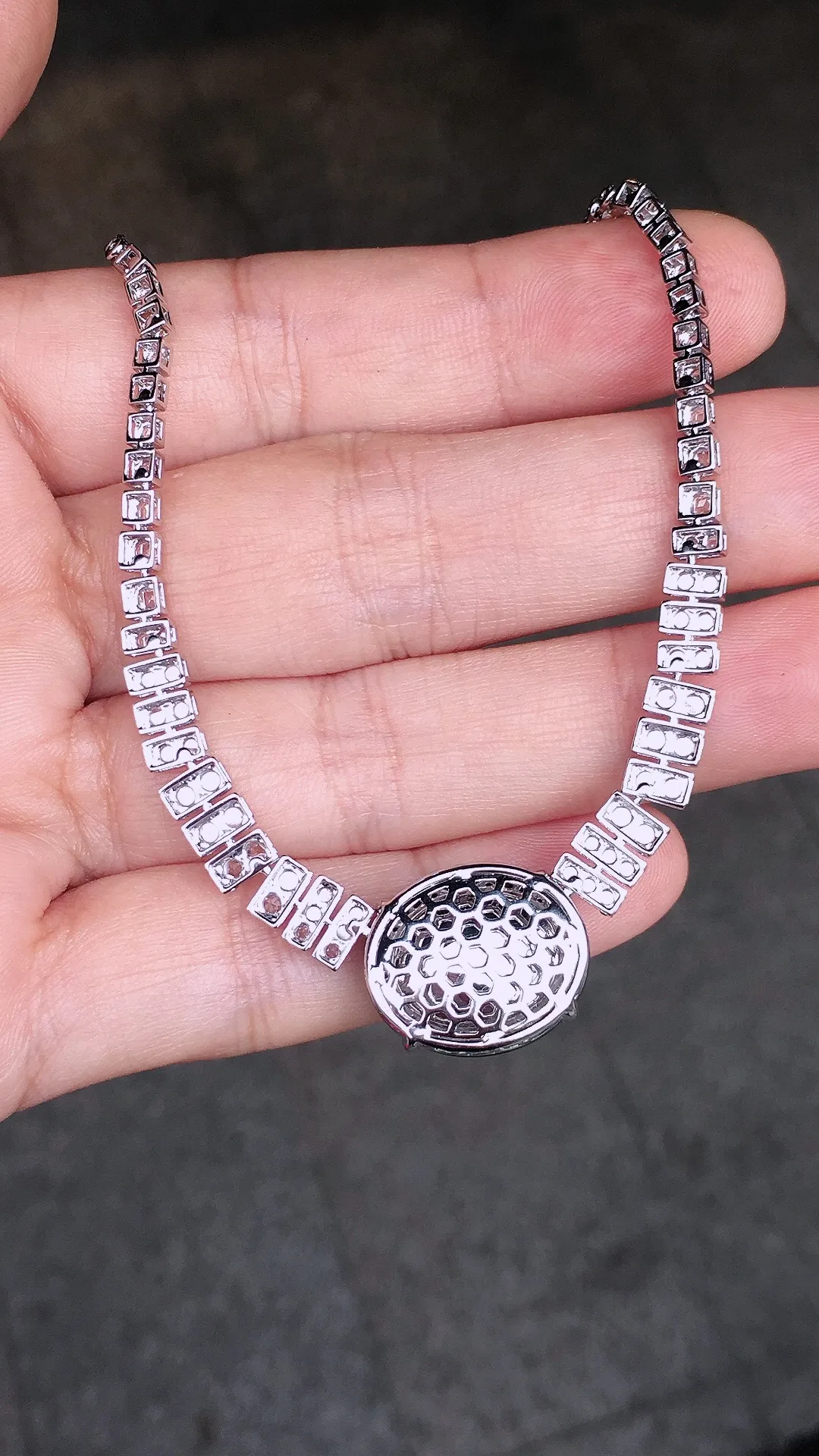 阳绿蛋面锁骨链，色泽均匀艳丽，玉质细腻，荧光感超
强，饱满圆润，尽显优雅气质，18k
金豪华镶嵌