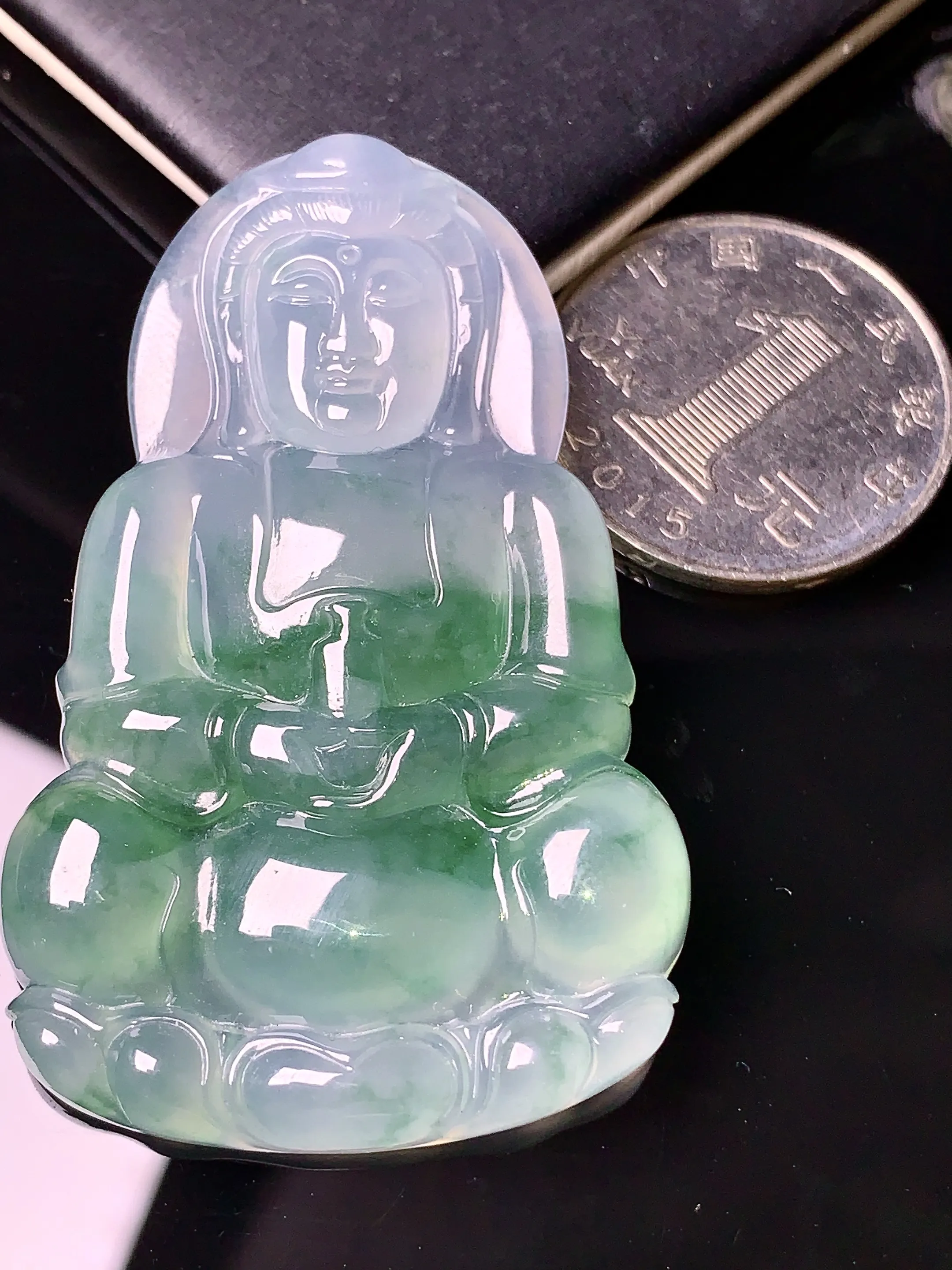 飘绿观音吊坠 玉质细腻 色泽艳丽 整体尺寸53.8*34.8*5.6