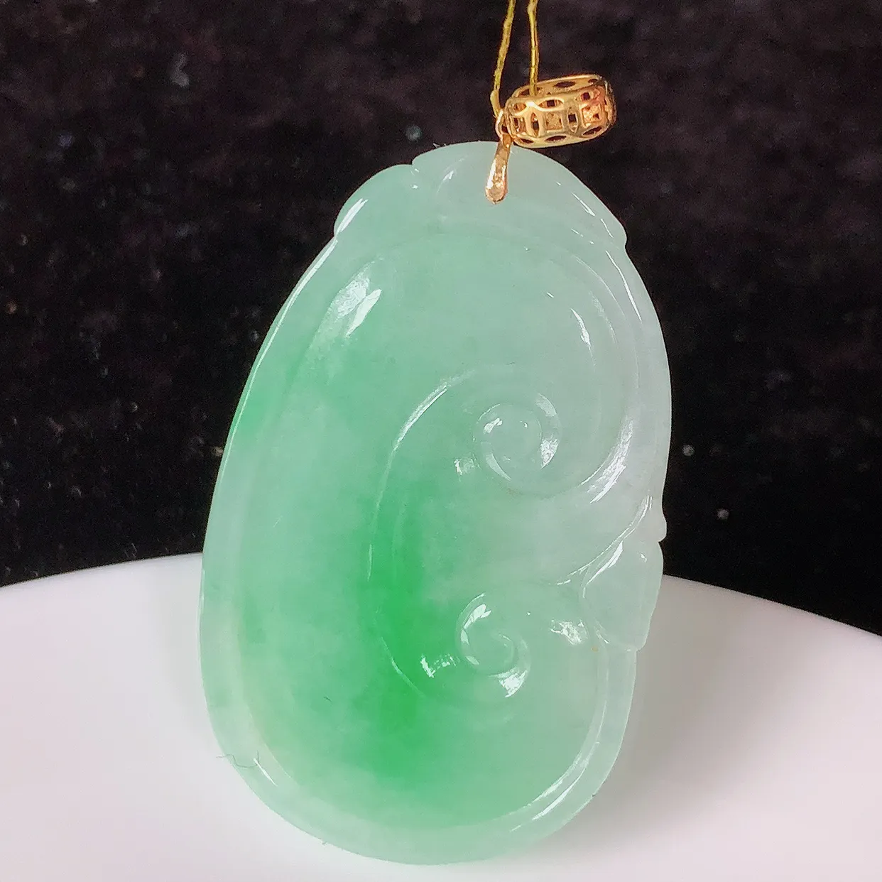 18k金镶嵌冰润飘绿翡翠如意吊坠，款式新颖，佩戴效果时尚出众，尽显气质，水润精细，美感十足。#35.5整体43.5裸石38*23*5.5