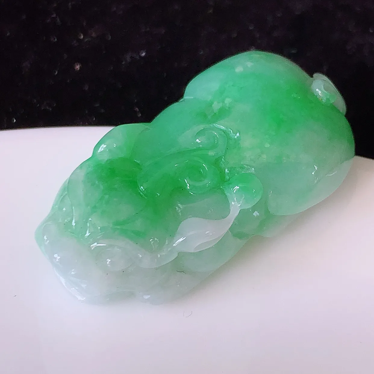 自然光实拍，冰润飘绿翡翠招财貔貅吊坠，民间有“一摸貔貅运程旺盛，再摸貔貅财运滚滚，三摸貔貅平步青云 