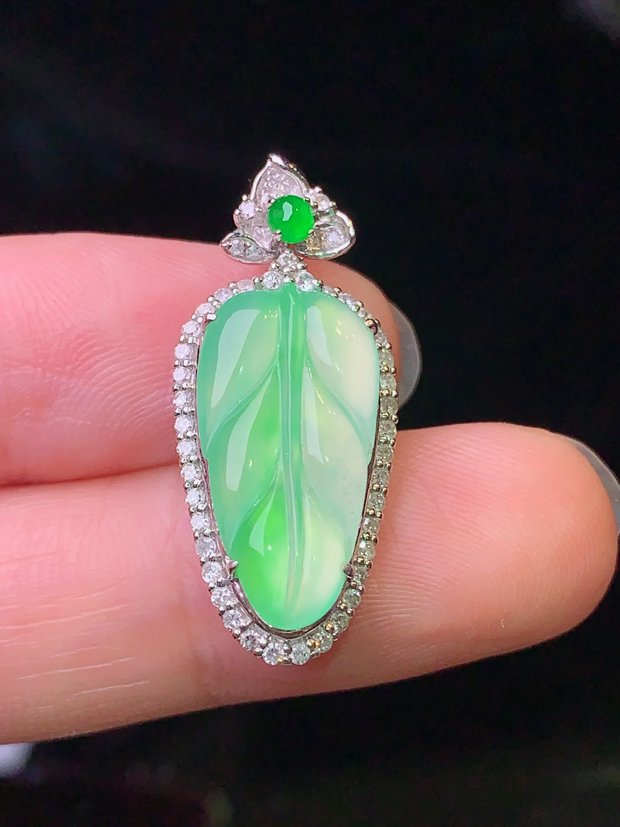 18k金钻镶嵌翠绿树叶吊坠 玉质细腻 色泽艳丽 整体尺寸28.2*12.2*6.3