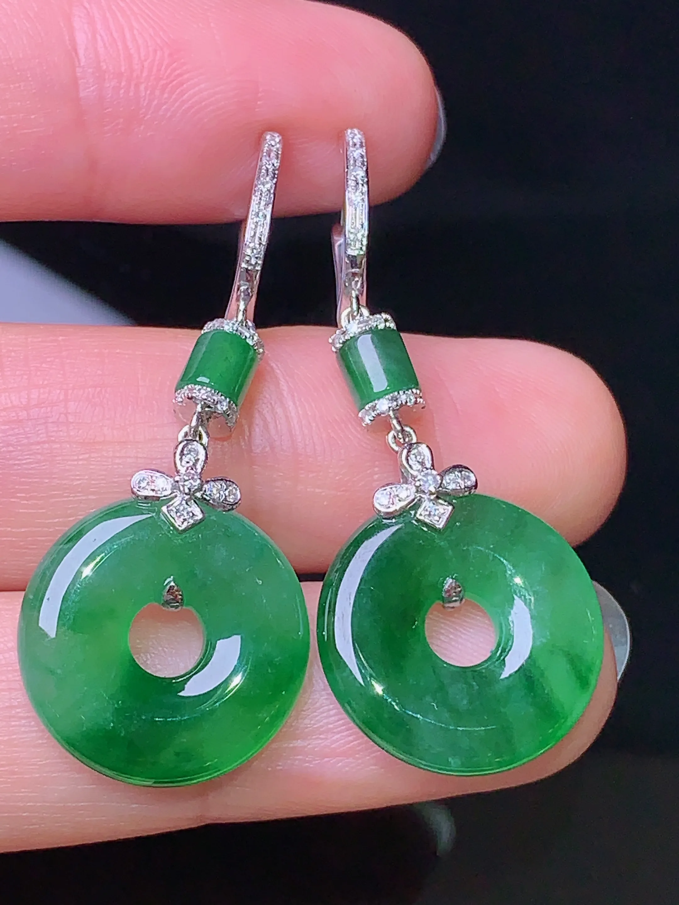 18k金钻镶嵌翠绿平安扣耳坠 玉质细腻 色泽艳丽 整体尺寸39.6*16*3.6