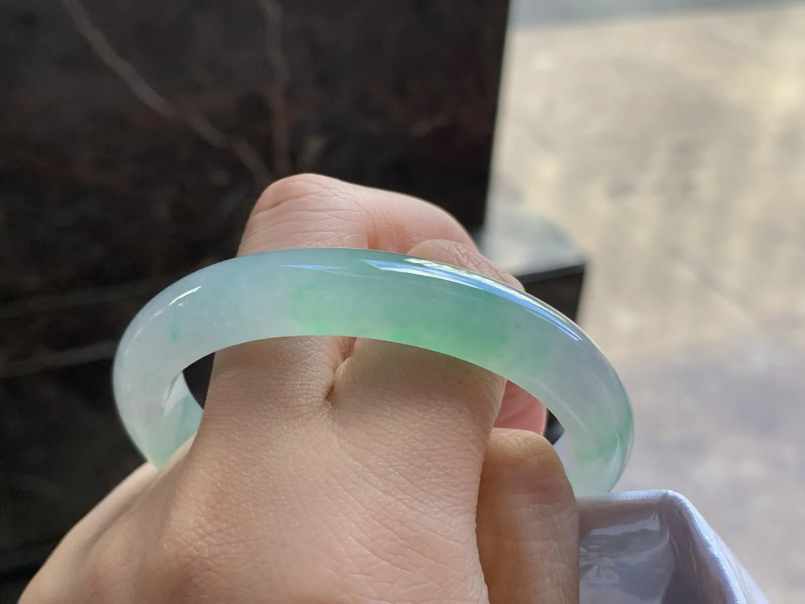 54.3-10.2-7.8

冰飘绿贵妃手镯^_^冰透 色阳 种水足清新 正圈51 52可以戴