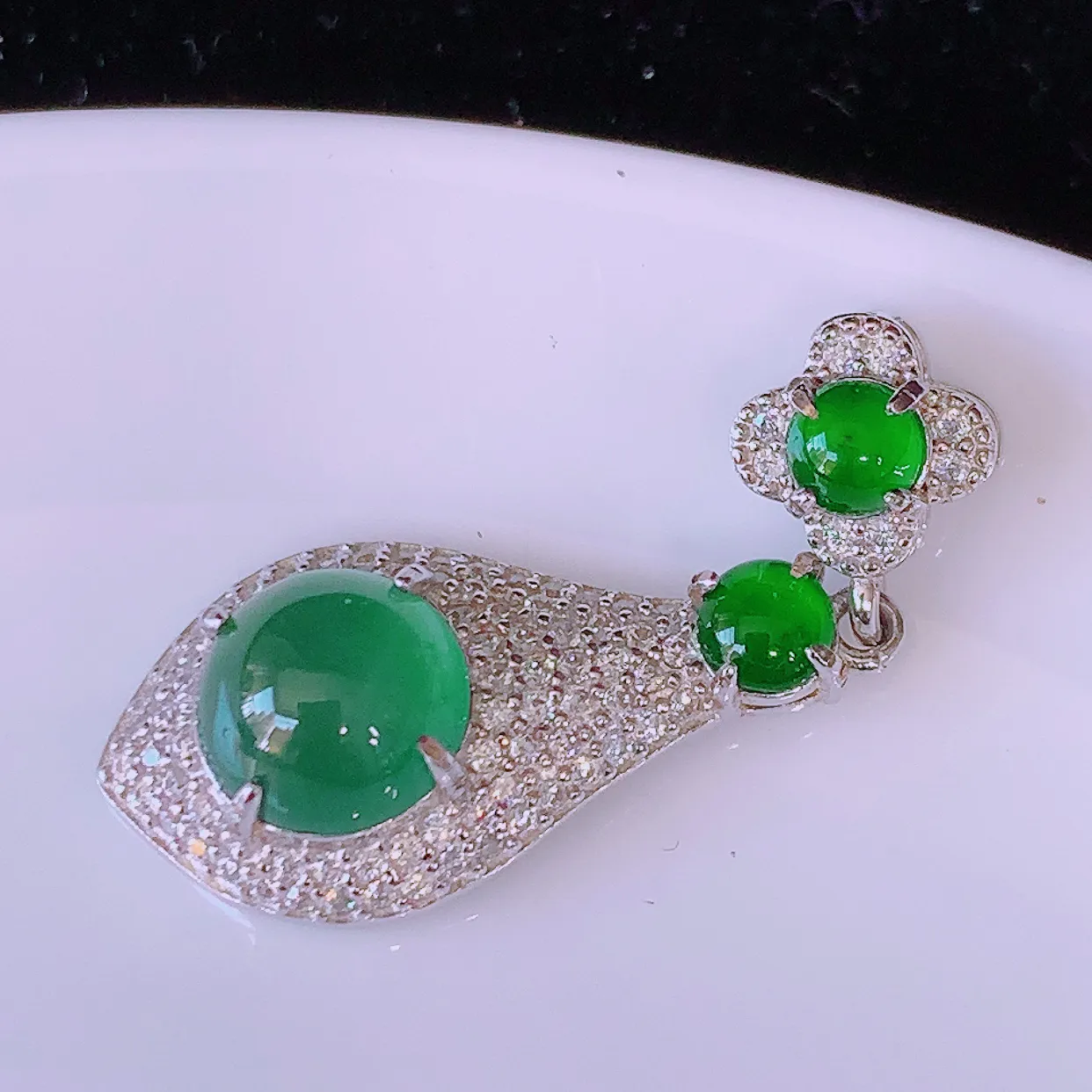 冰透满绿翡翠925银镶嵌吊坠，自然光实拍，翠色灵动，颜色漂亮，种老 水足，品相佳，佩戴佳品！#97.31整体32*11.5*6.8裸石7.8 *7.8mm