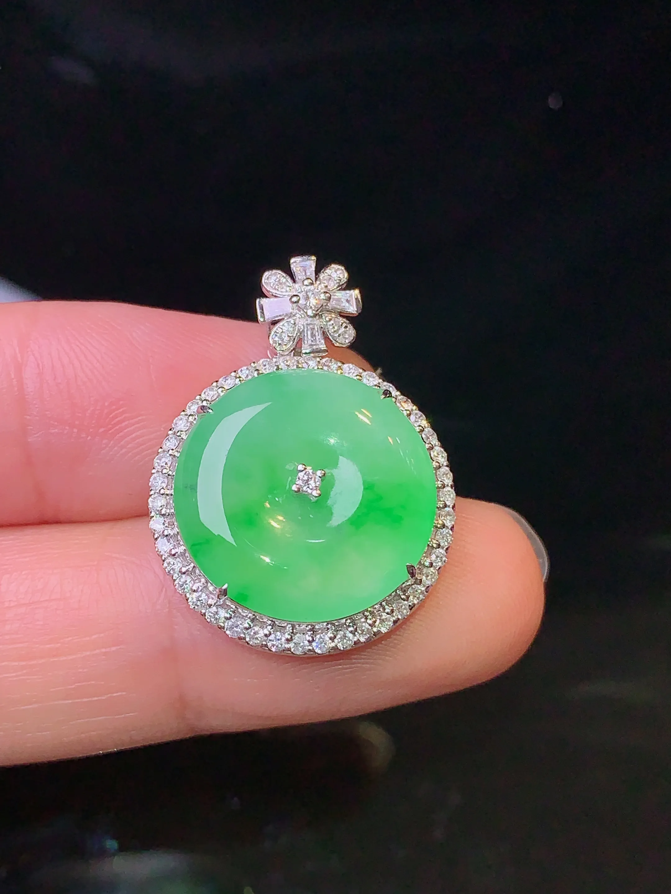 18k金钻镶嵌翠绿平安扣吊坠 玉质细腻 色泽艳丽 整体尺寸25*18.8*7.2