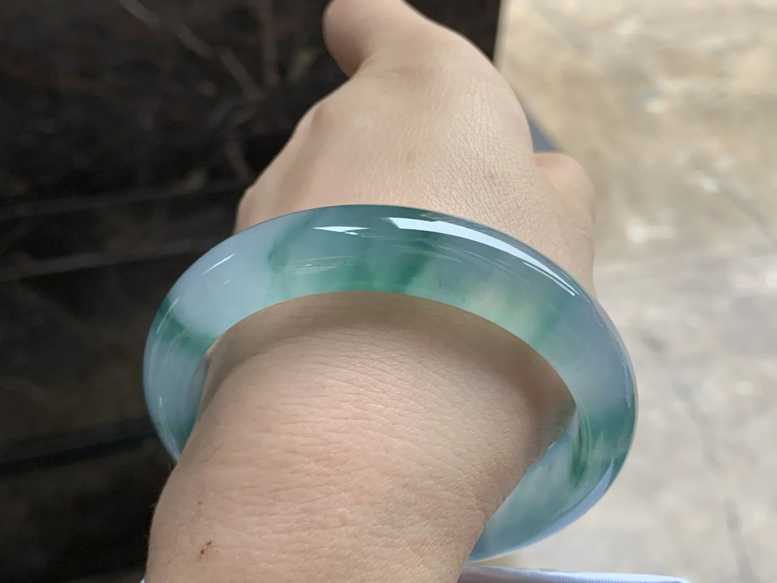 57-12.4-8.3

冰蓝花手镯^_^荧光十足冰透