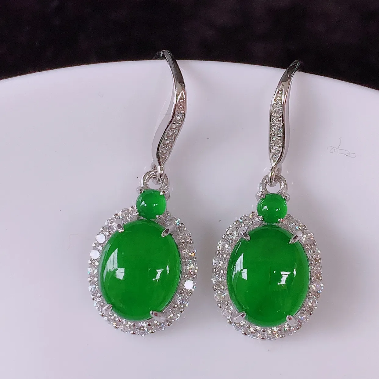 冰透满绿翡翠925银镶嵌耳坠，自然光实拍，翠色灵动，颜色漂亮，种老水足，品相佳，佩戴佳品！#97.5整体27*11*5裸石9.5*7.5