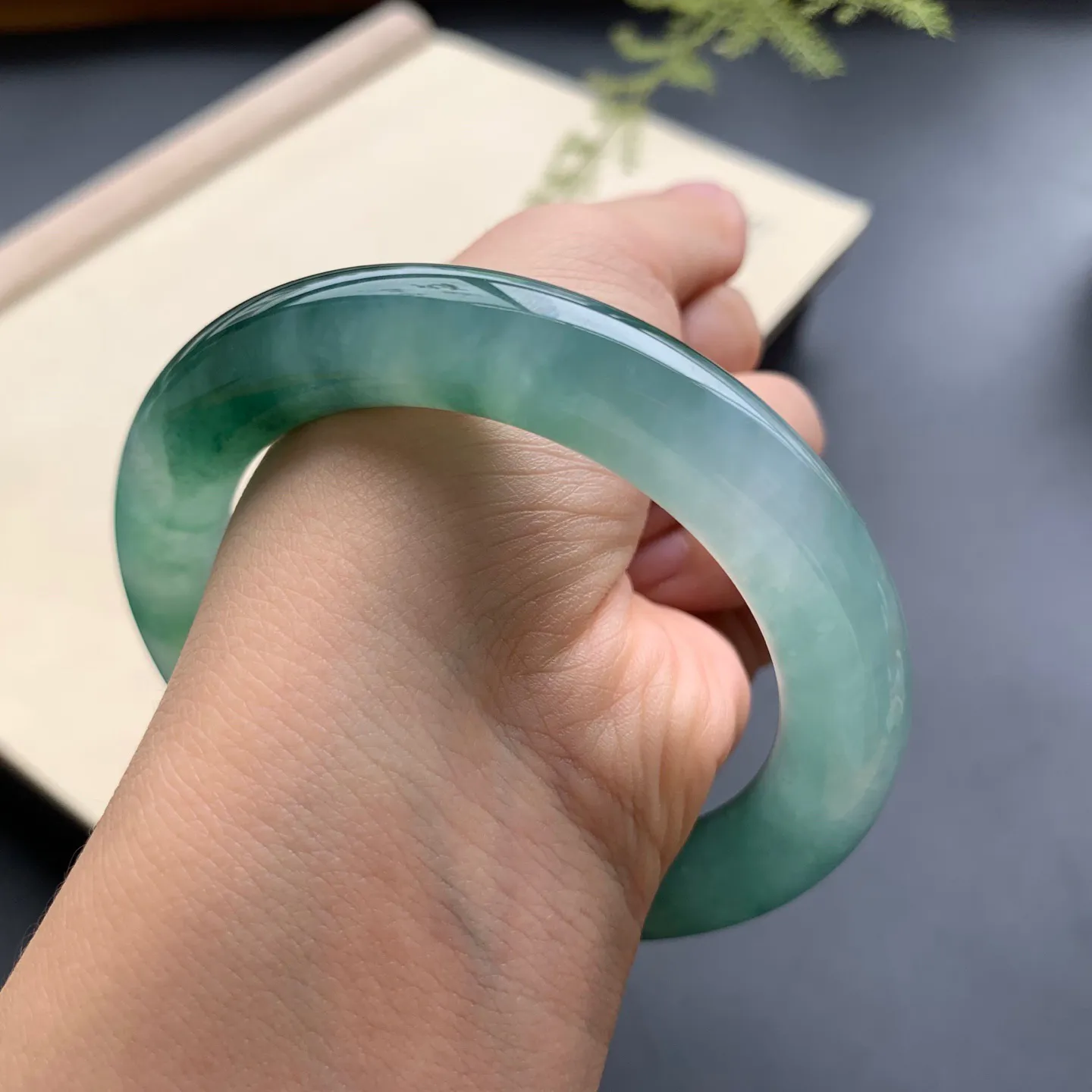 56圈口冰种飘花圆条手镯 尺寸：56-10.8，水润起胶，花色浓郁