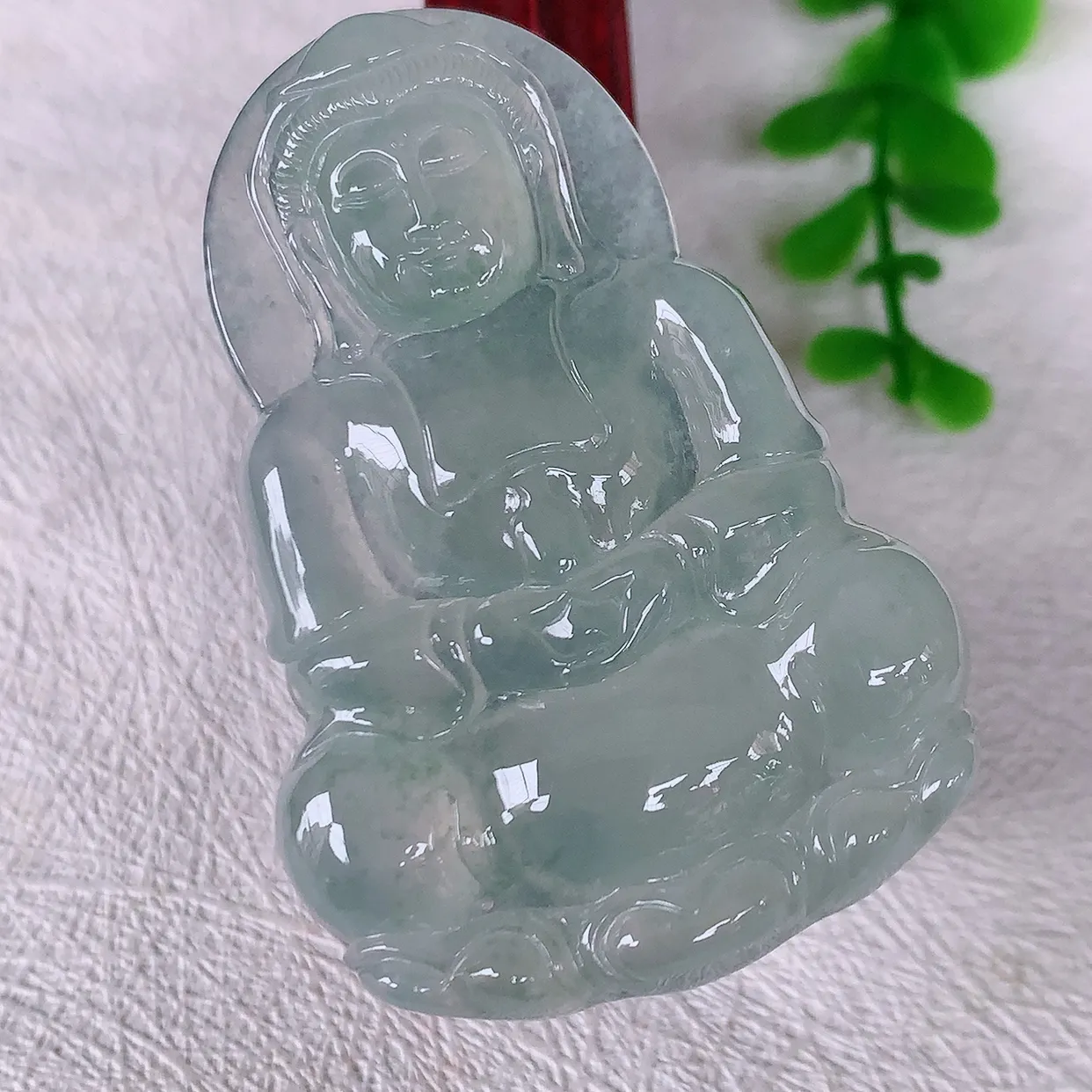 自然光实拍，冰种翡翠正装观音菩萨吊坠，净瓶观音，冰透亮泽，美观亮丽，观音面相端庄#60.5