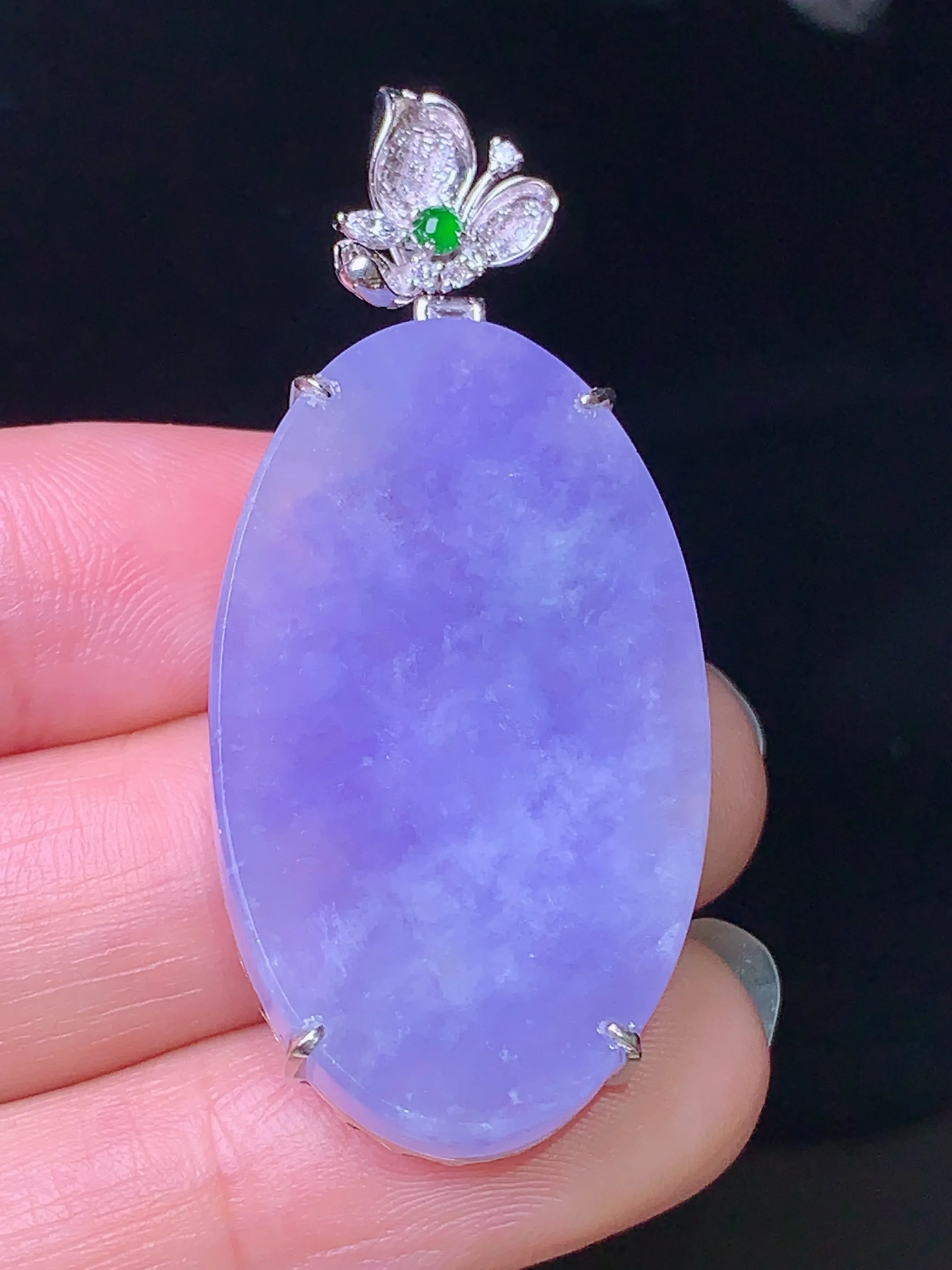 18k金钻镶嵌紫罗兰圆牌吊坠 玉质细腻 色泽艳丽 整体尺寸47*20.7*6.5