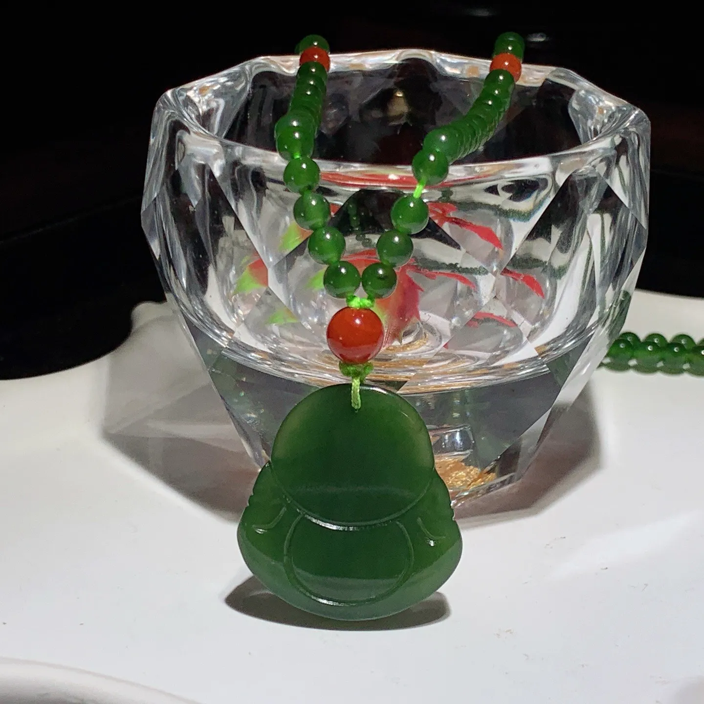 和田玉菠菜绿绿俄罗斯碧玉佛引福来弥勒佛挂件。尺寸26/25/9重24.5克。玉质细腻油润。手推出油。佩戴高端典雅。lt251107