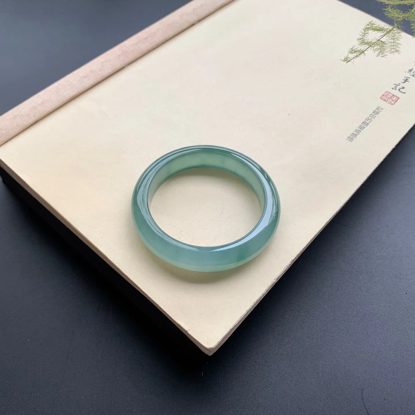 54圈口啤酒绿正圈手镯 尺寸：54-12.6-8.5，无纹裂，水润透亮，胶感十足