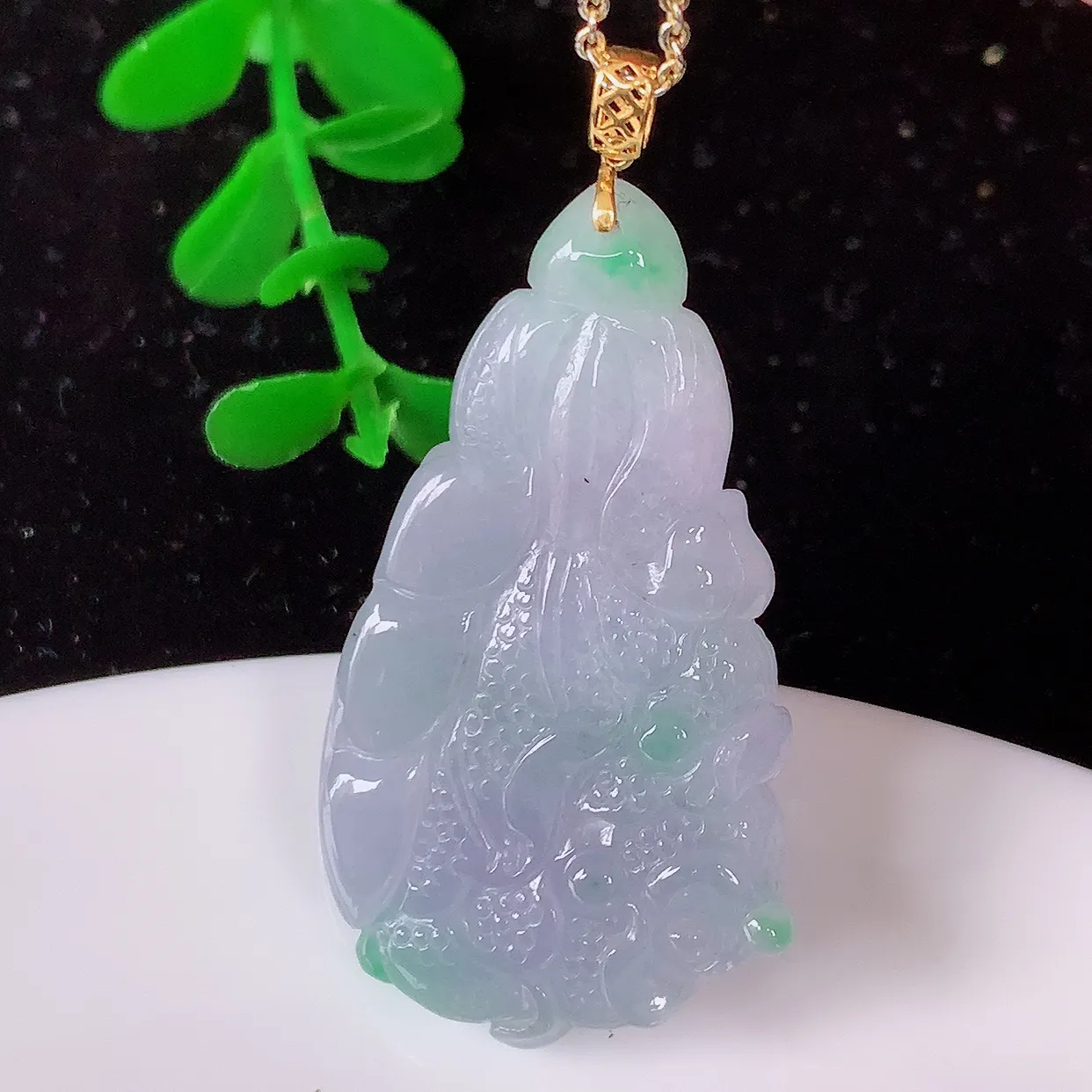 18K金镶嵌冰春带彩翡翠招百财白菜吊坠，百财聚来，财源滚滚，色泽鲜艳，精工水润的白菜，性价比高！#1