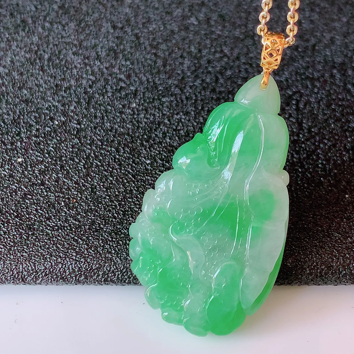 18K金镶嵌飘阳绿翡翠招百财白菜吊坠，百财聚来，财源滚滚，色泽鲜艳， 精工水润的白菜， 性价比高！#1.31